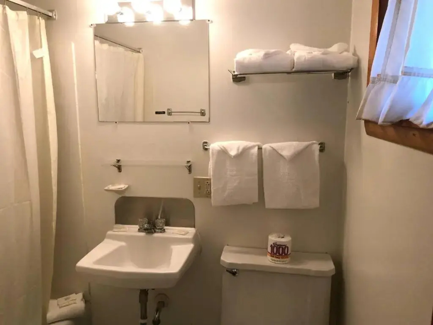 Showboat Motel Restaurant & Bar