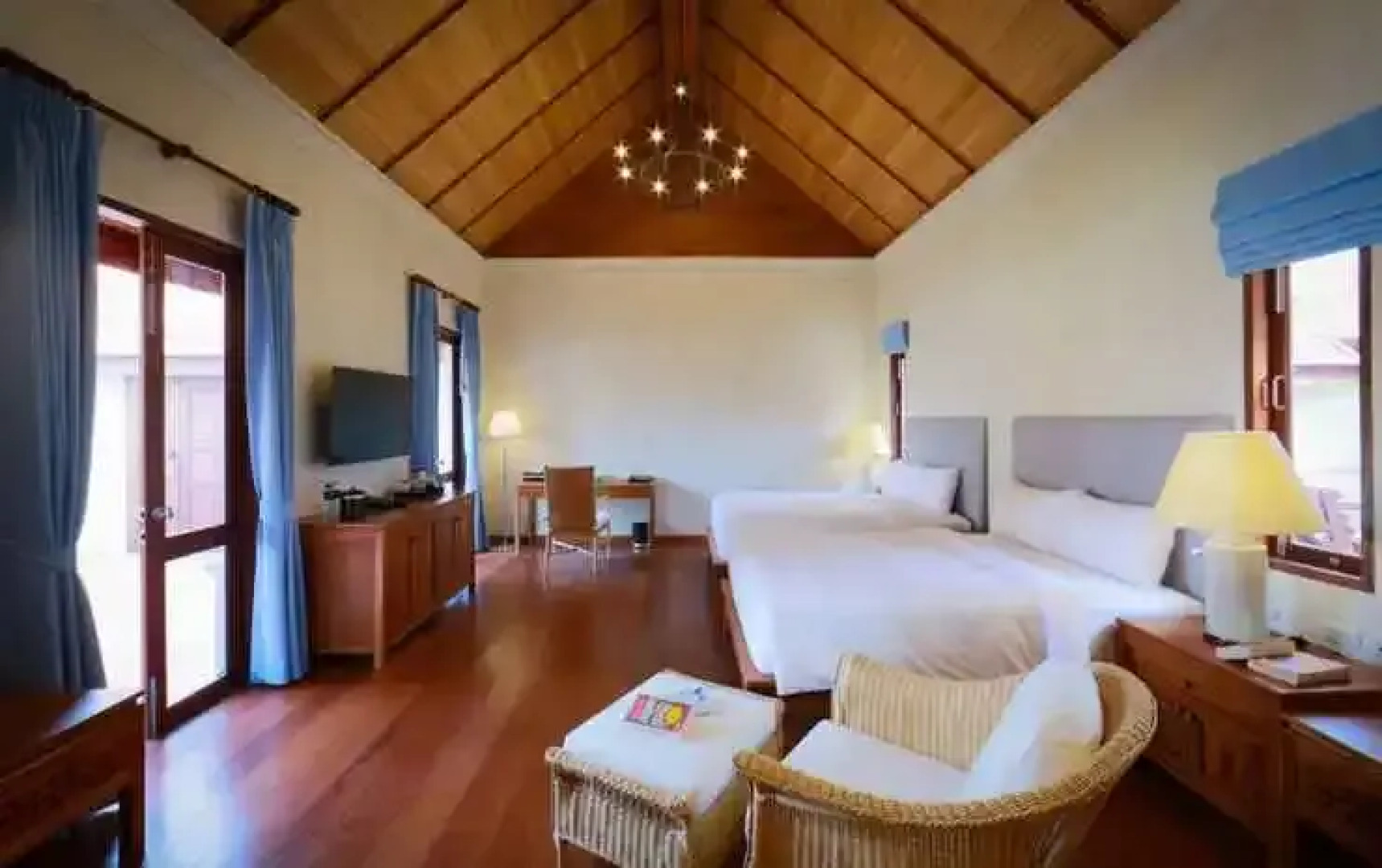 Le Menara Khao Lak beachfront Villa & Resort