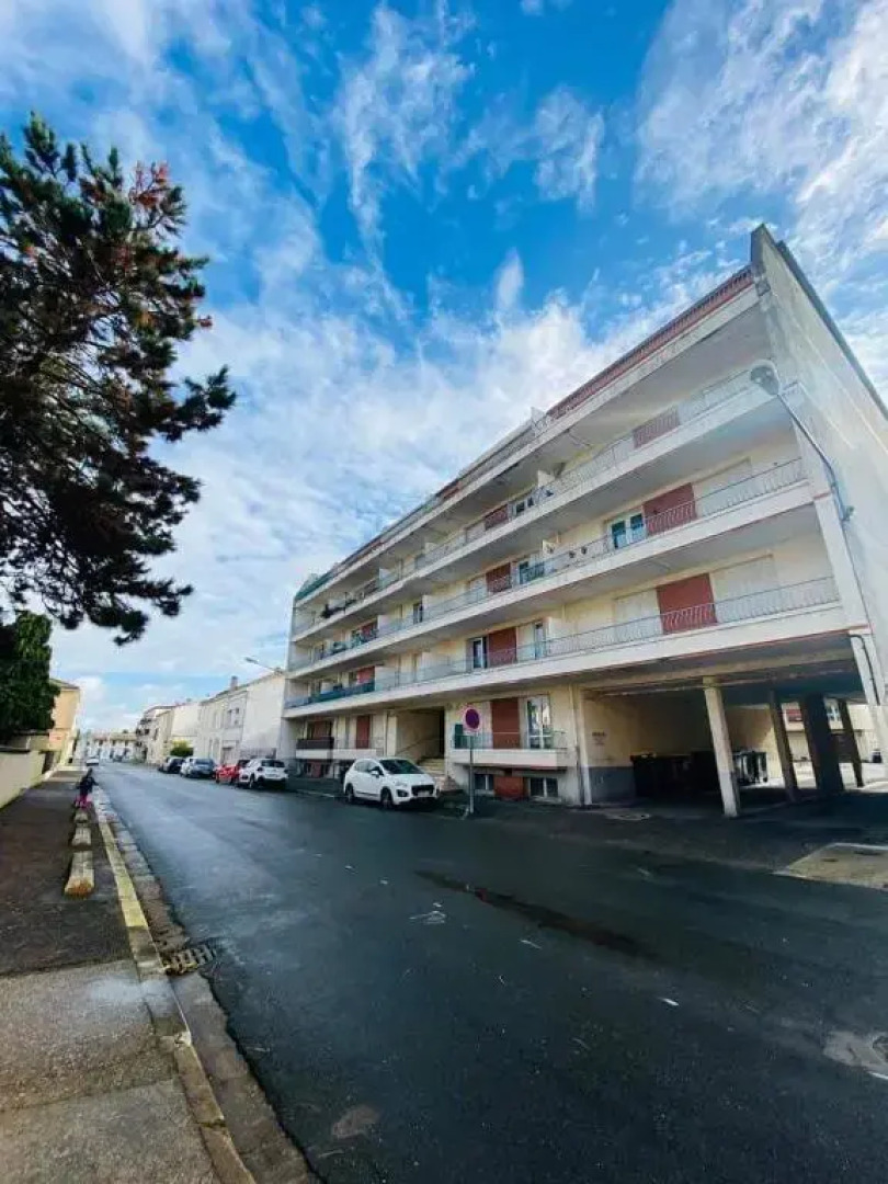 Grand studio avec balcon proche du centre ville