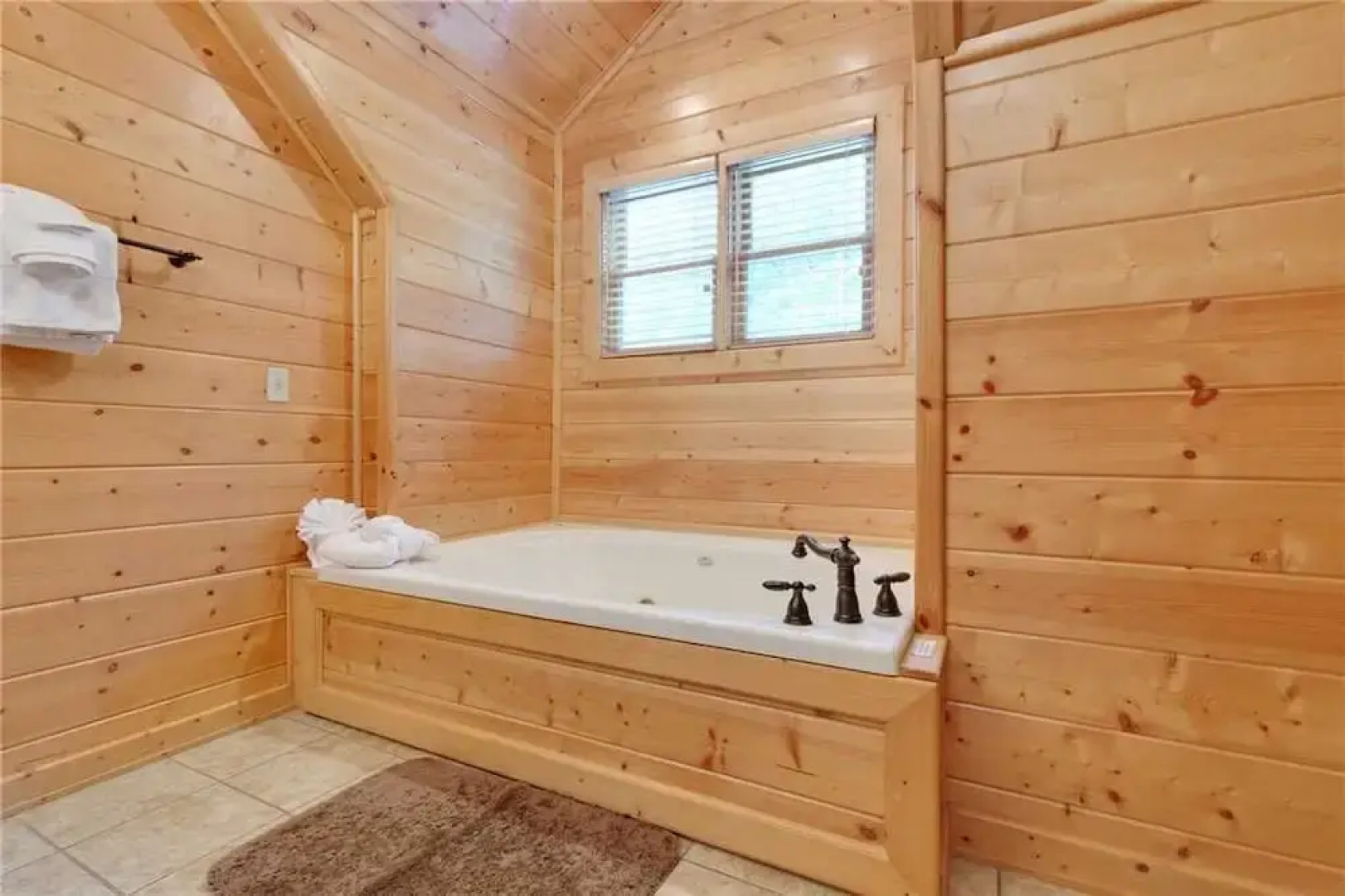 Changes in Latitude 4 Bedroom Home with Hot Tub