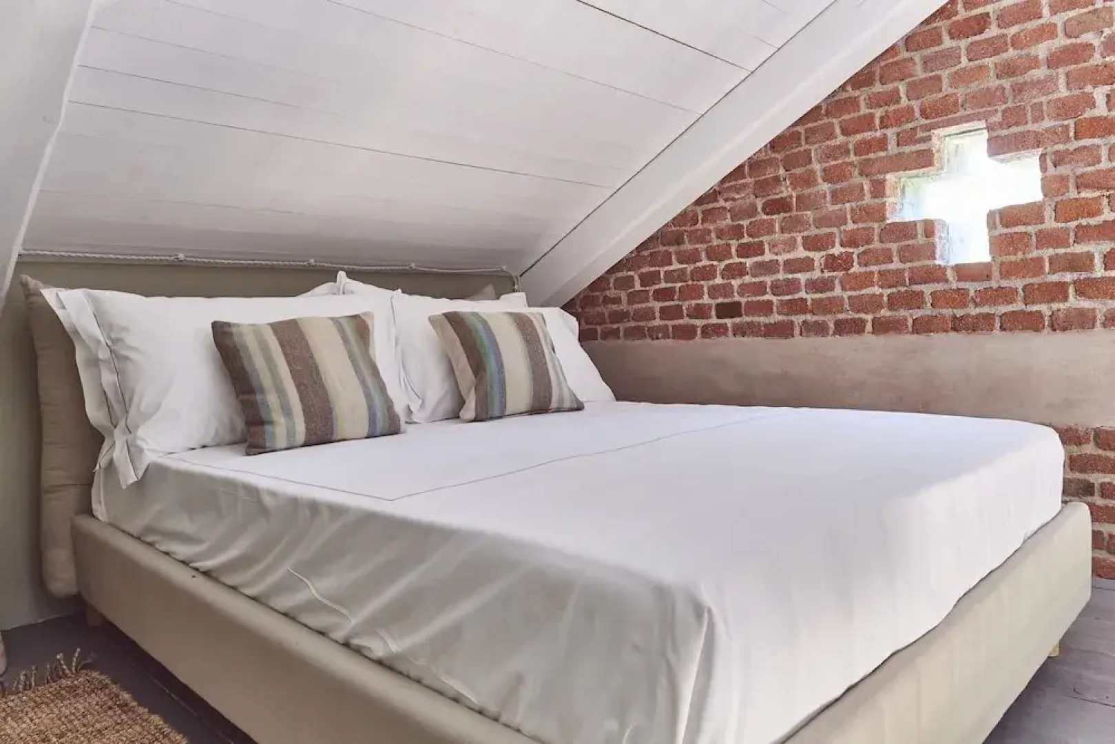 AQVAE Unconventional Country House