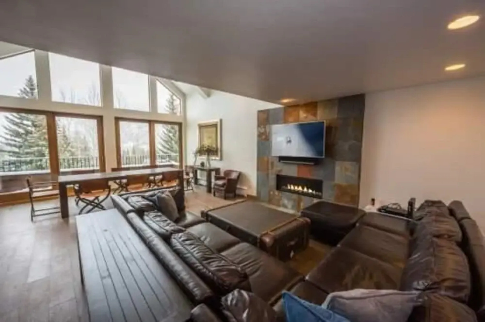 Northwoods Luxury Condo Close to Chairlift by RedAwning