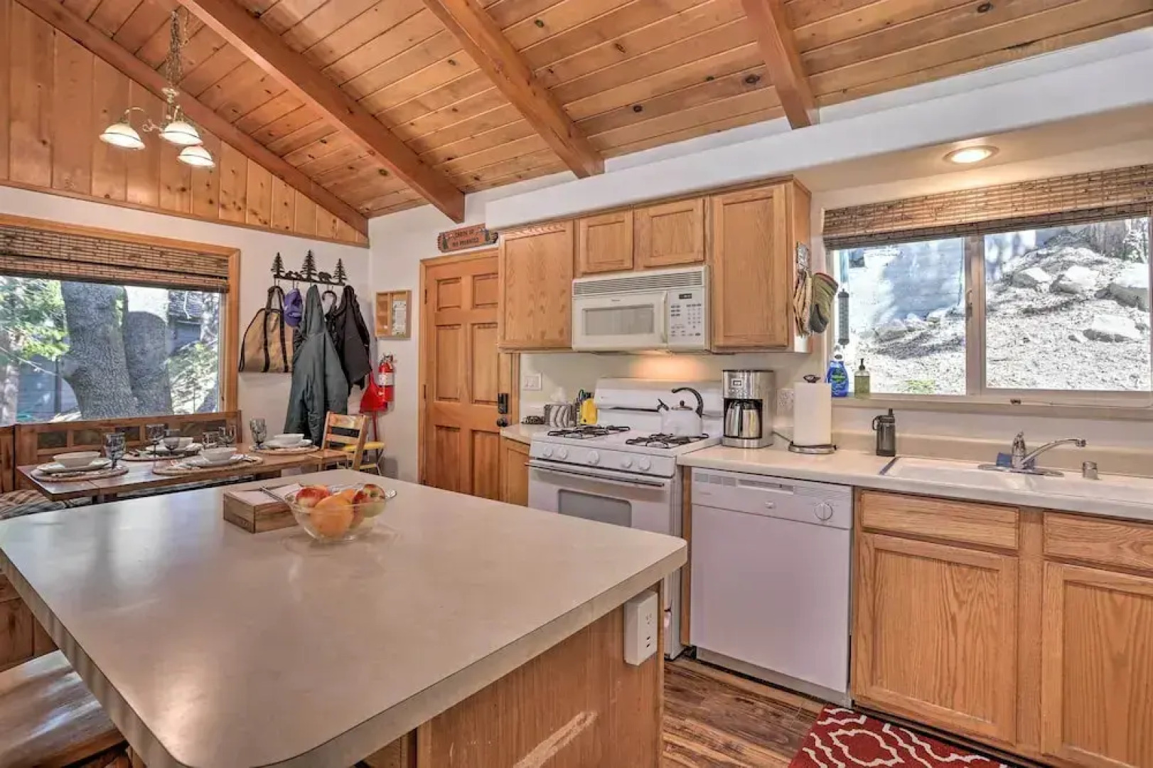 Delightful Family Cabin: Walk to Lake Gregory!