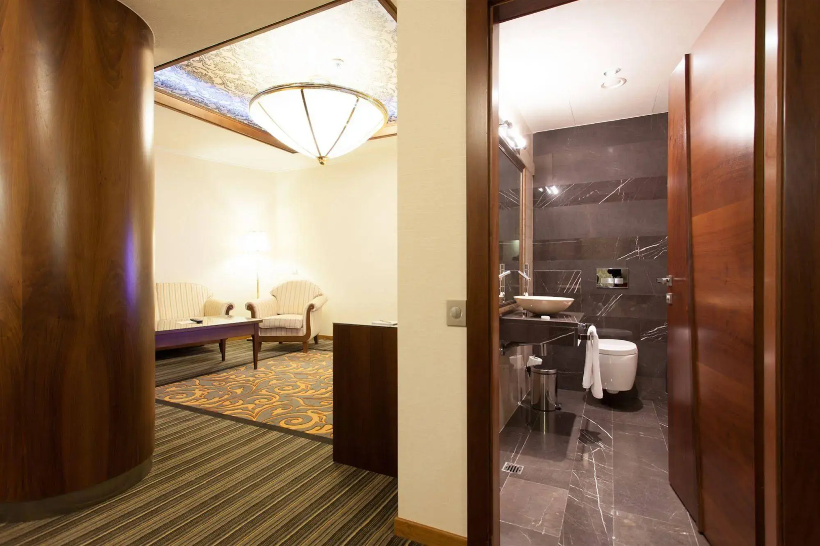 Metropolis Hotel