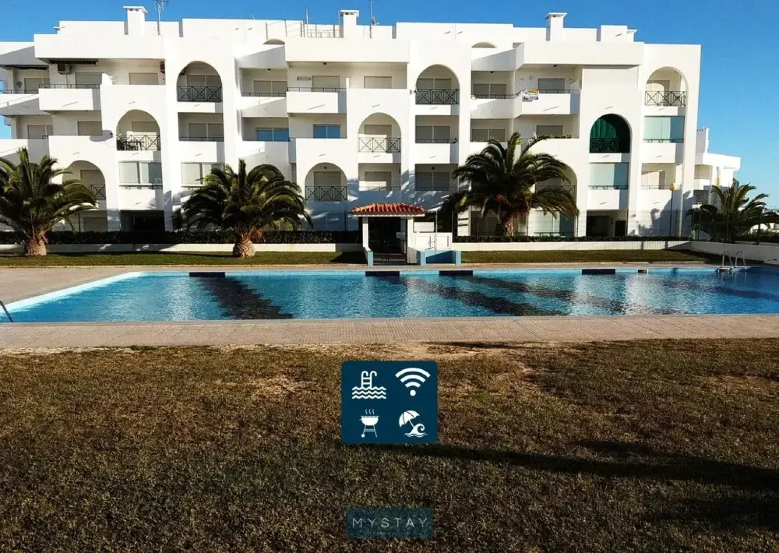 Apartamento Praia de Porches,izibookings
