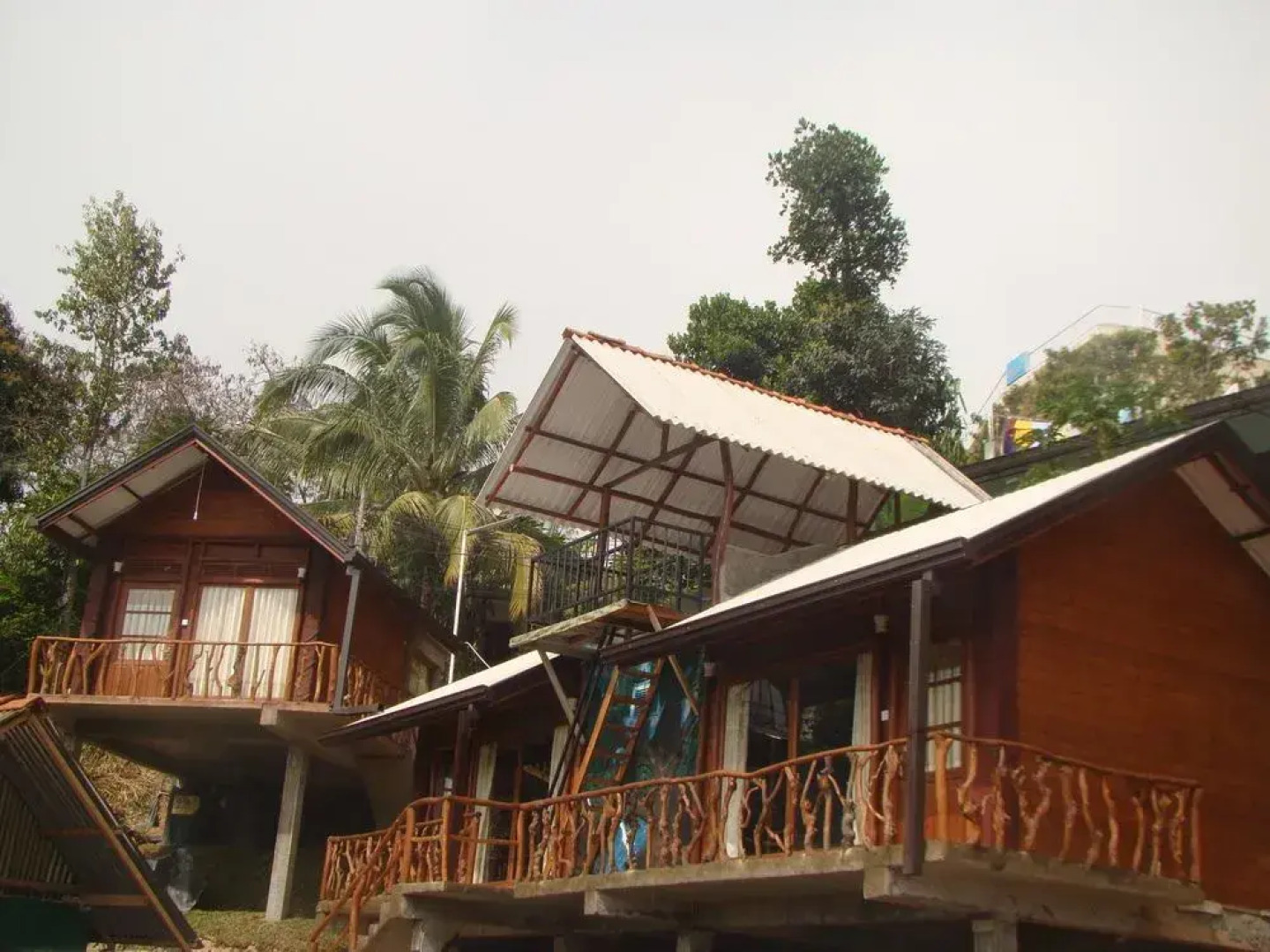 Yoho Okan Rock Wooden Cabana