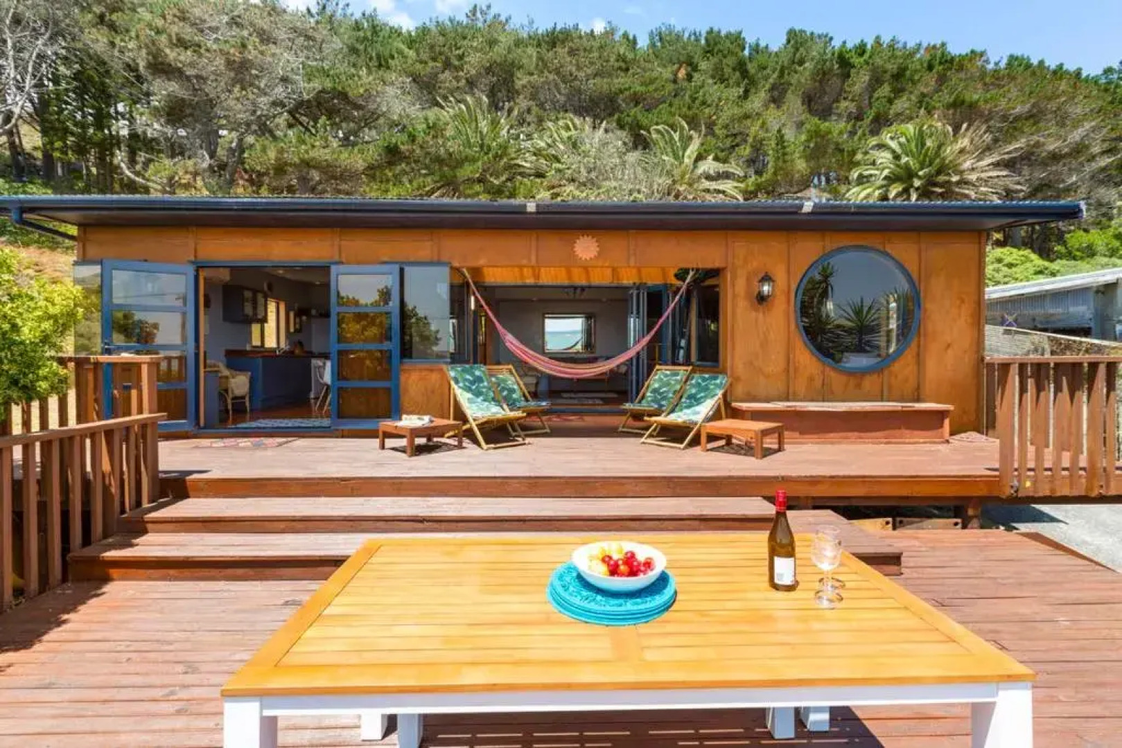 The Big Round Window - Raglan Holiday Home