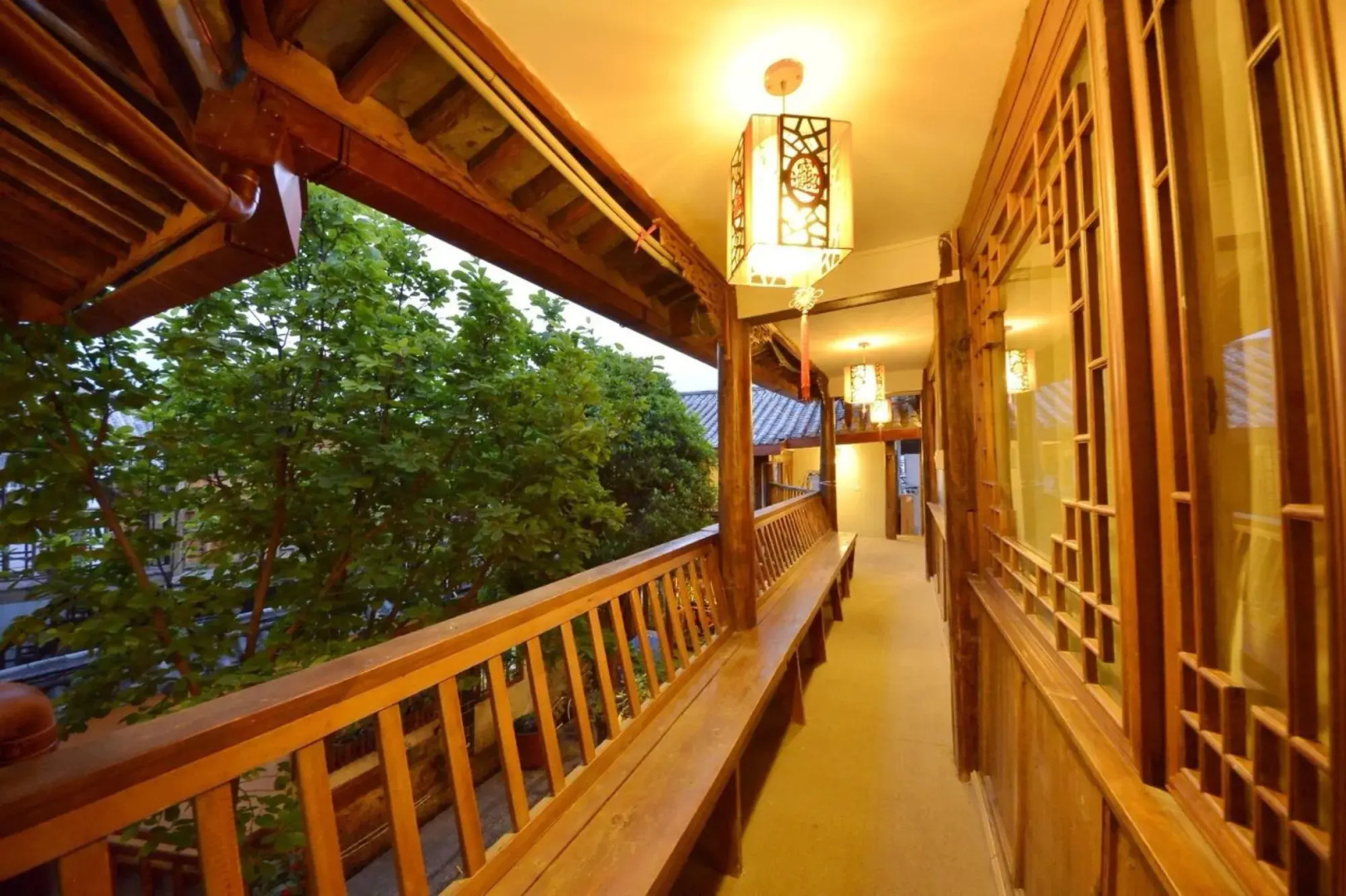 Lijiang Hua Qian Yue Xia Inn