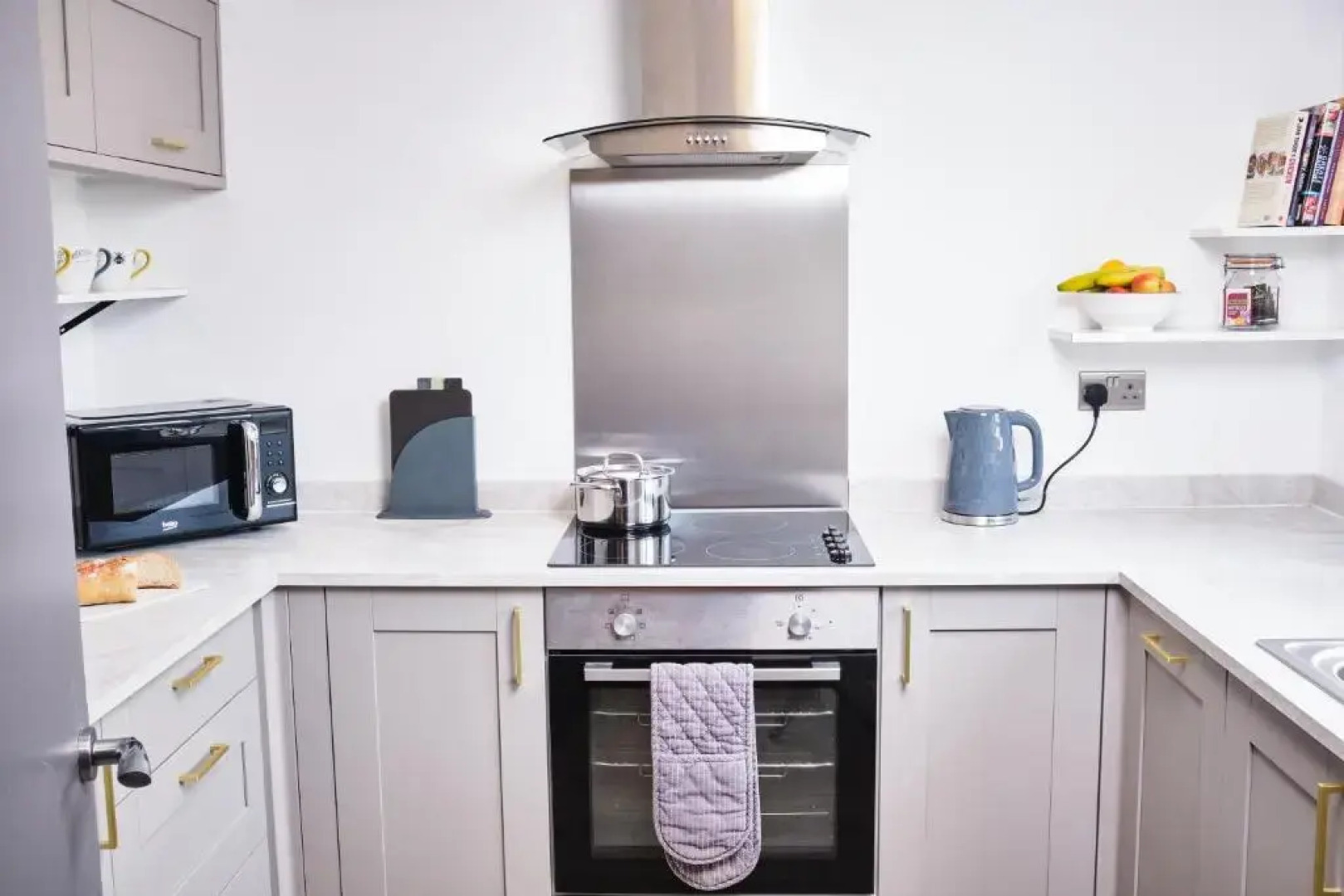 Parkway House - Modern with great transport links