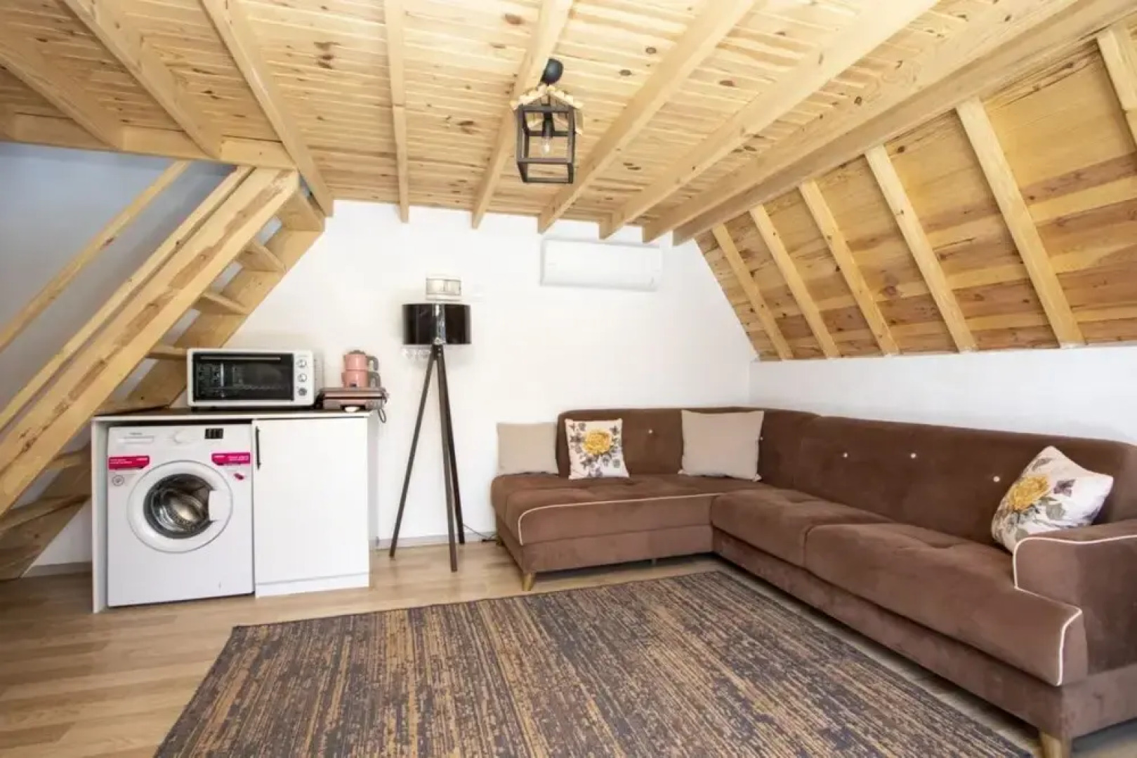 Villa With Pool Jacuzzi and Backyard in Inlice