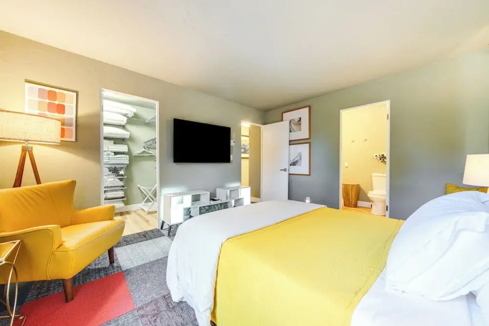 Modern Home Between Seattle, Tacoma & SEA Airport