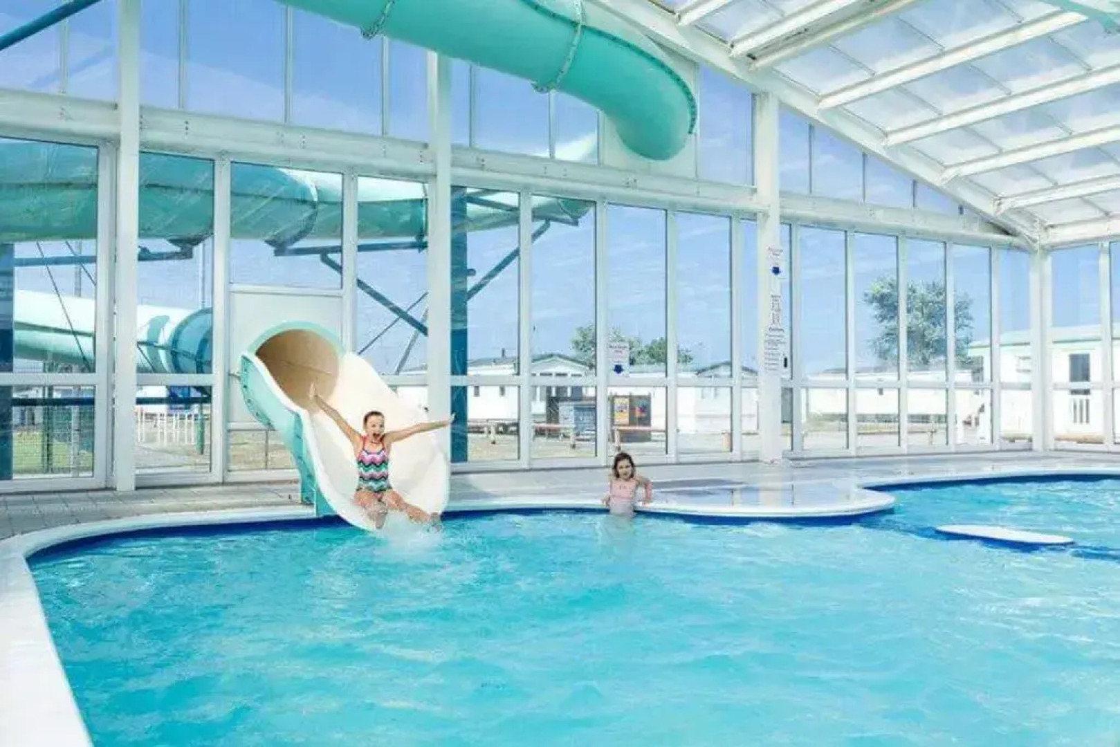 Lodge - Sleeps 8 - Parking, Wifi,