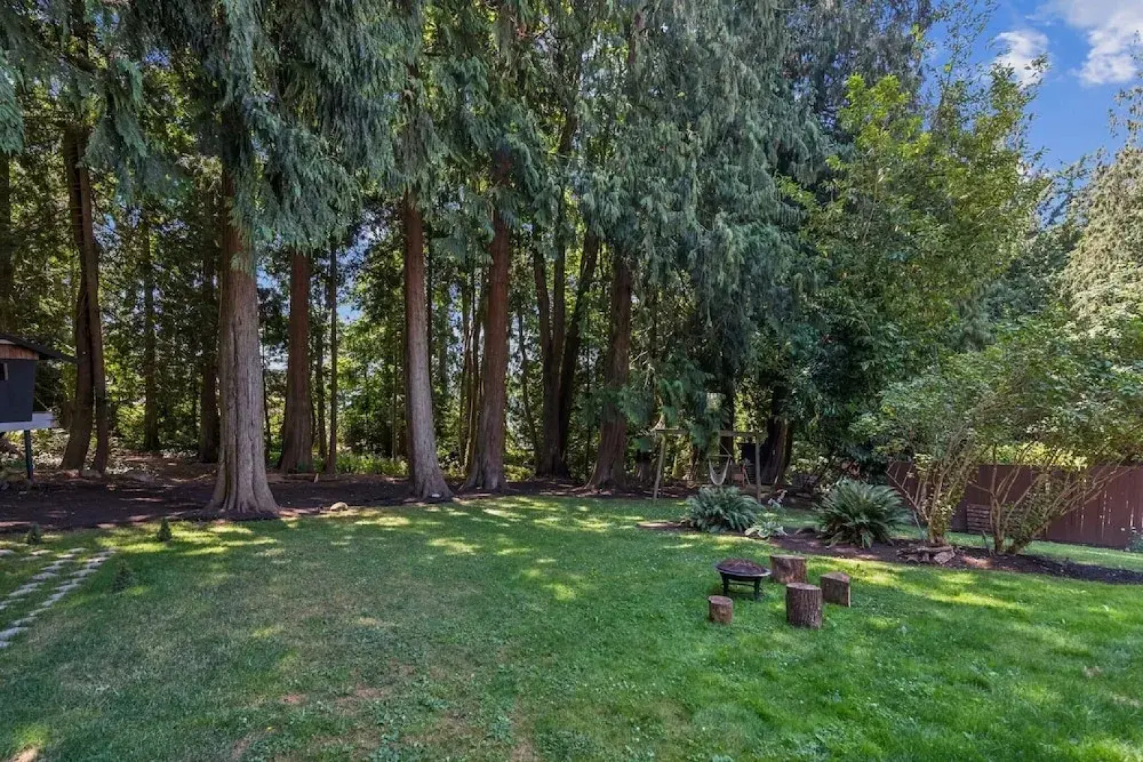 Modern Forest Escape Near Hikes & Lake 6 Bedroom Home