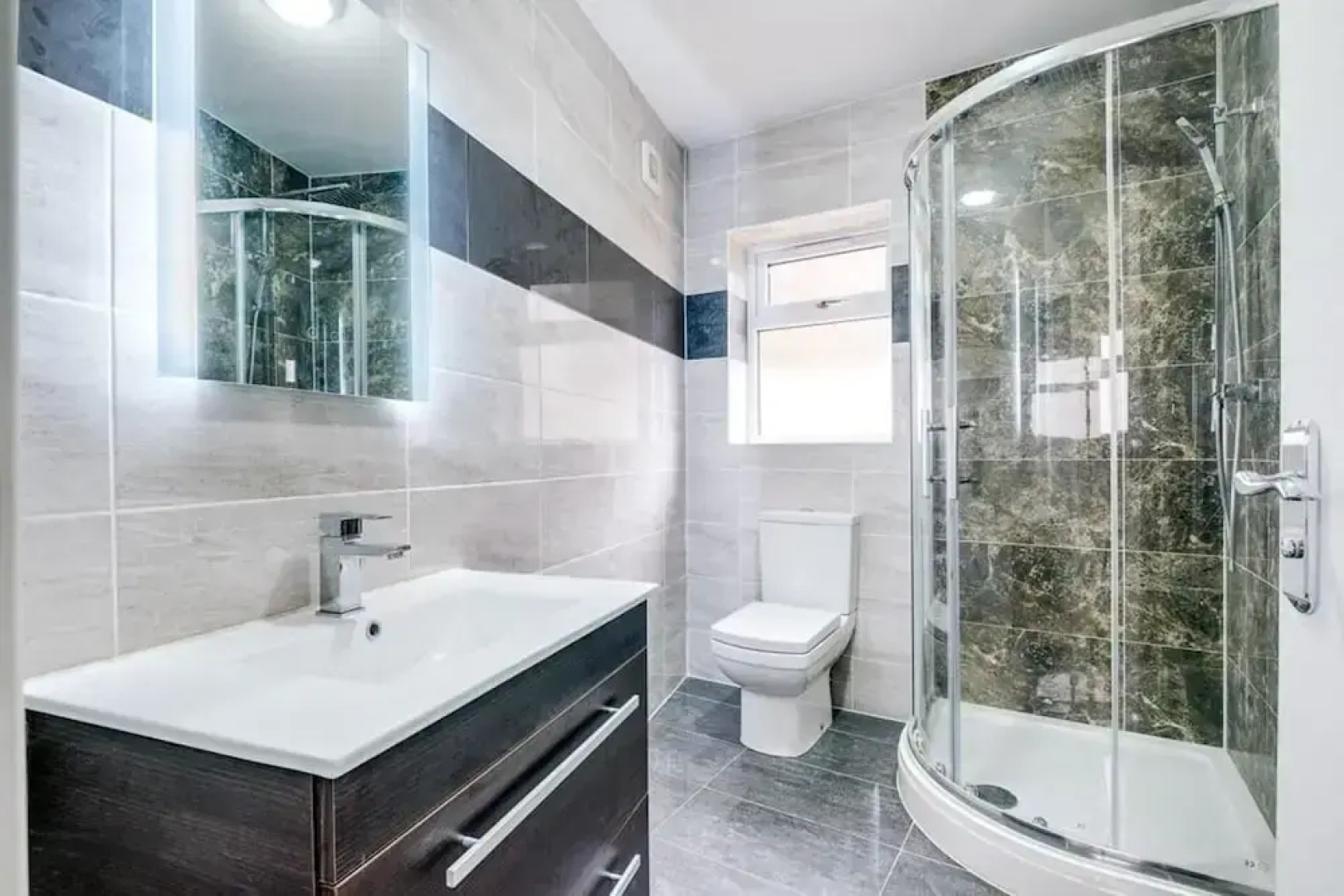Elegant 5 Bedroom House/free Parking/yard