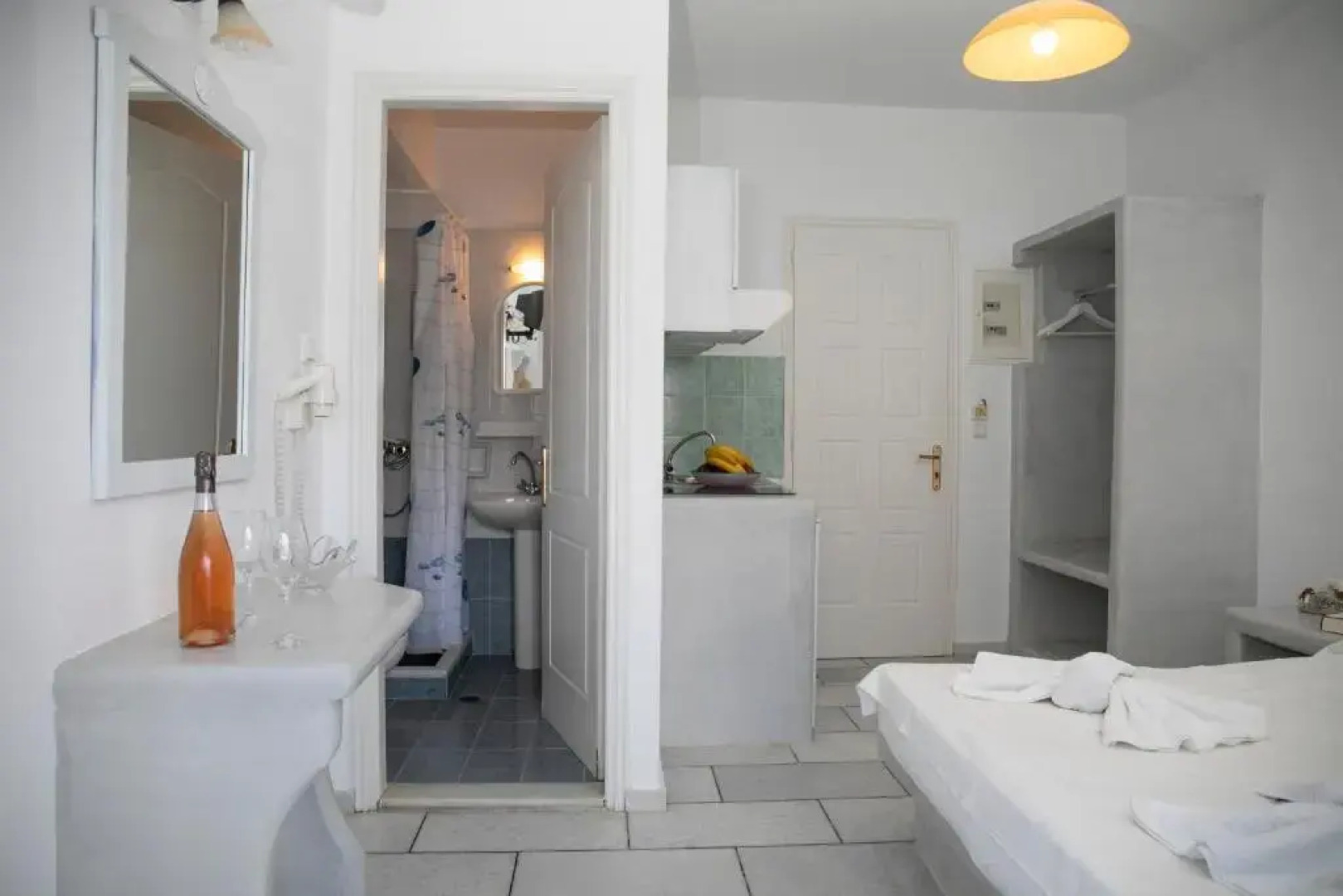 Flora Apartments & Studios