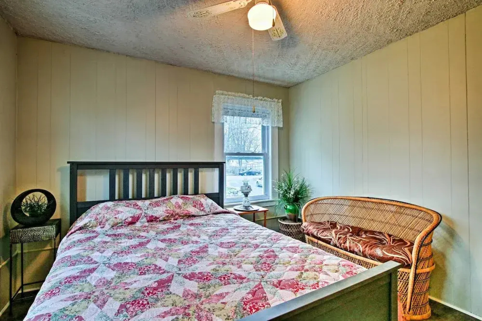 Pet-friendly Branford Apt - 10 Min Walk to Beach!