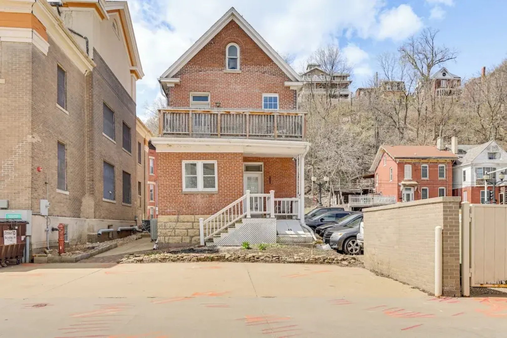 Walk Downtown: Inviting Historic Home in Dubuque!
