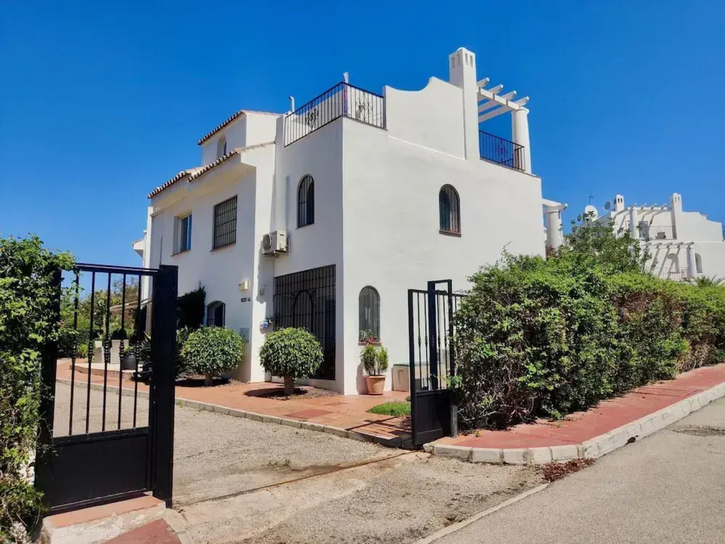 Relaxed Retreat With Pool