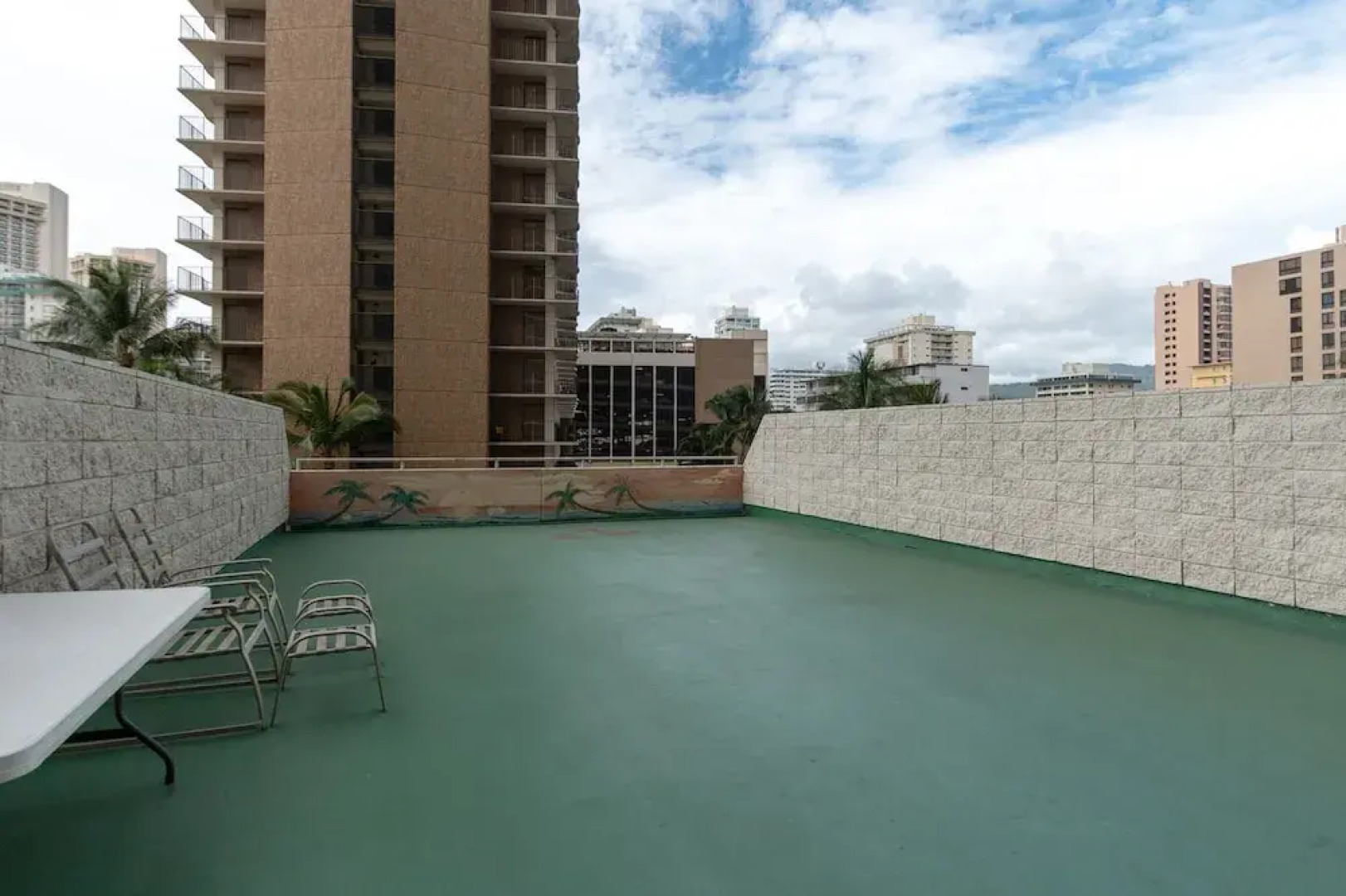 Waikiki Banyan - Pool Deck Level Tower 1 Suite 610