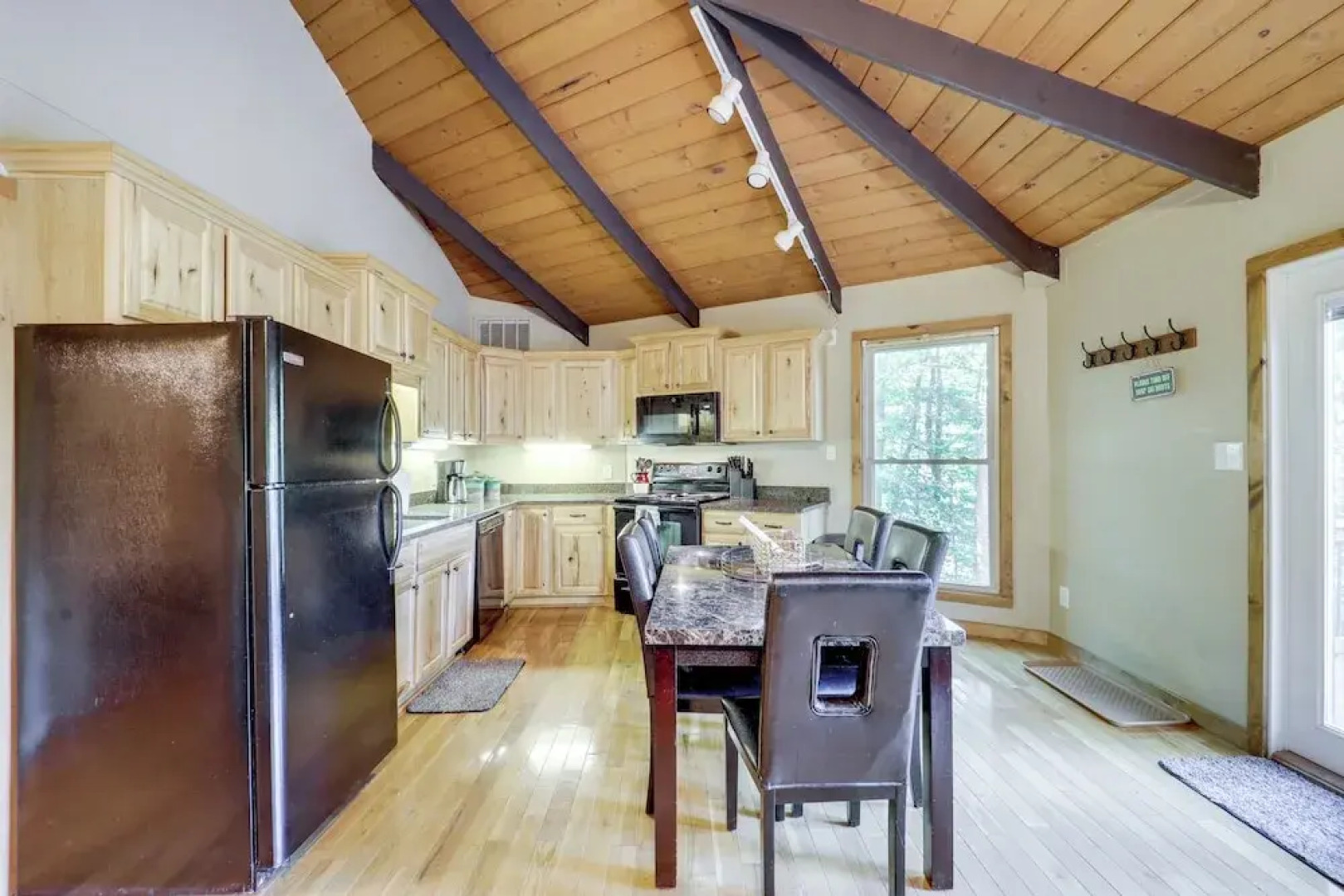 2 Decks, Mountain View: Beech Mountain Cabin!