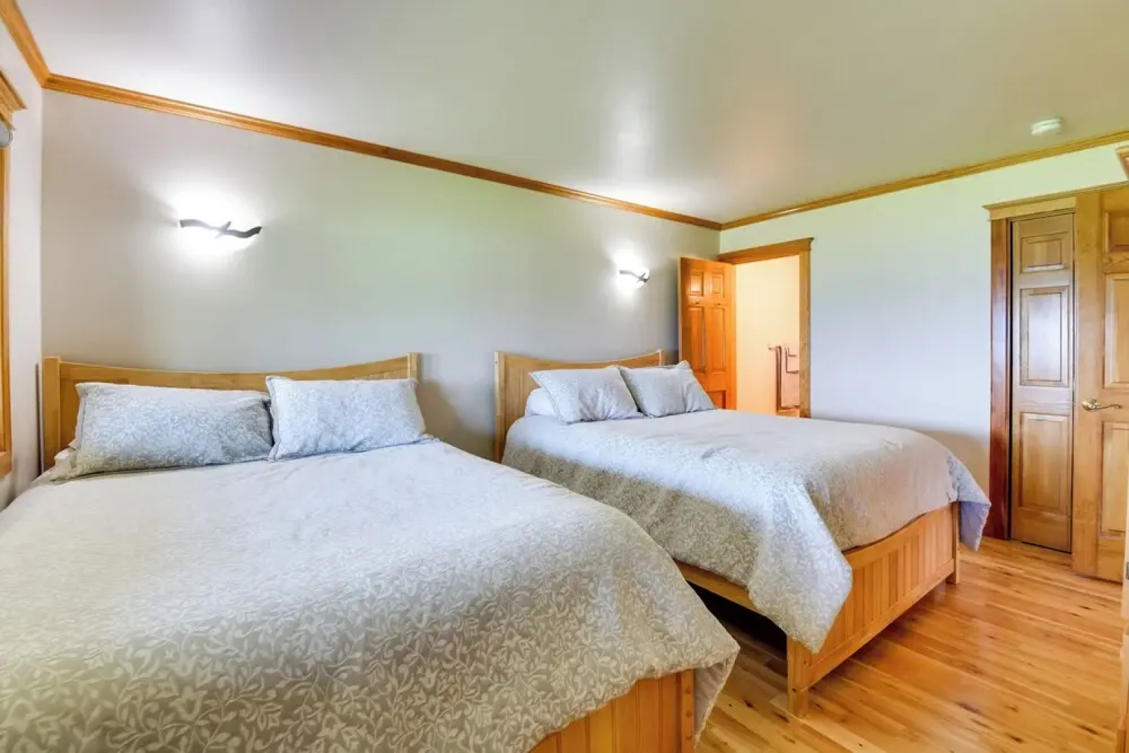 Pool Access: Waterfront Lake Memphremagog Condo!