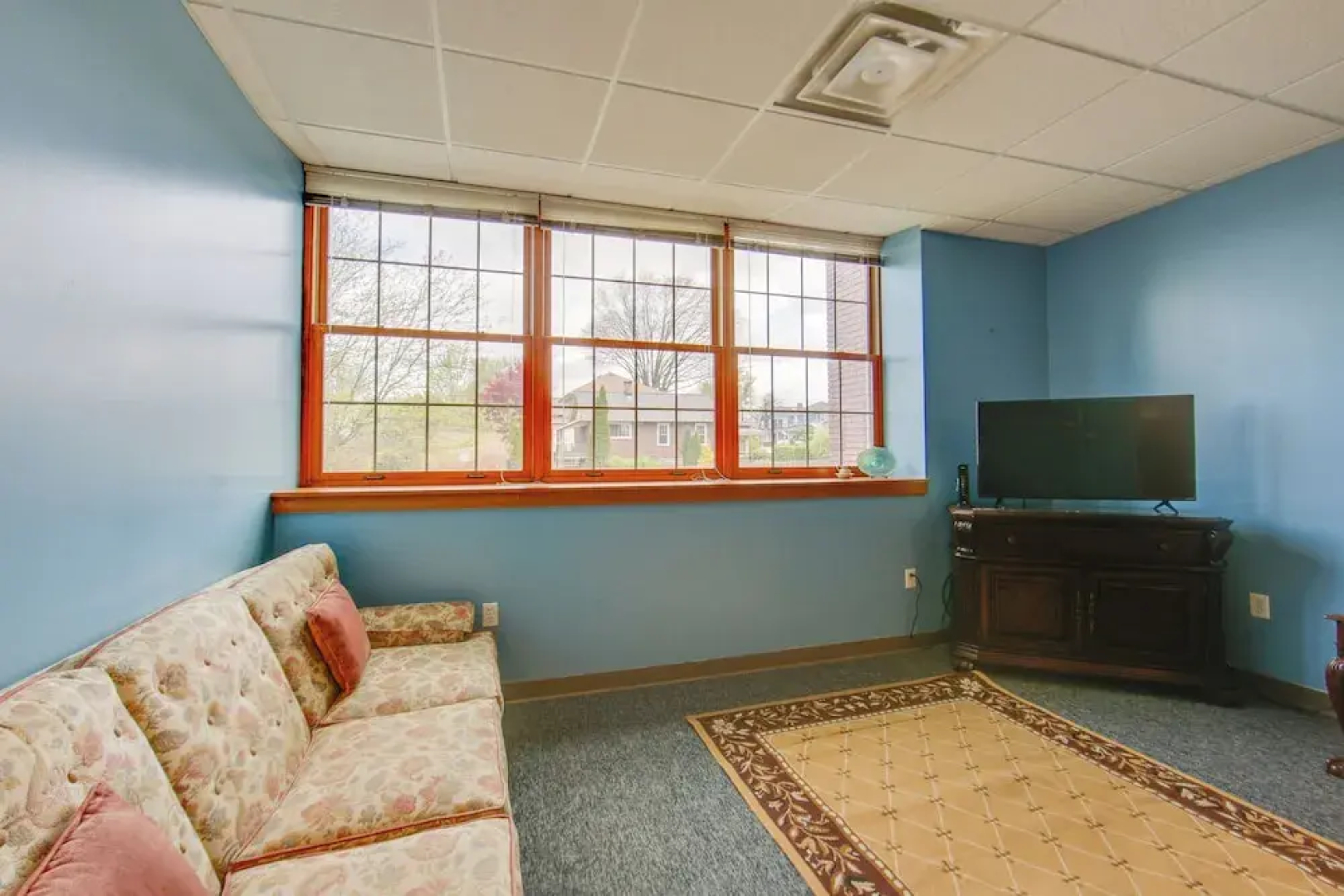 Conference Center & Pond: New Kensington Apartment