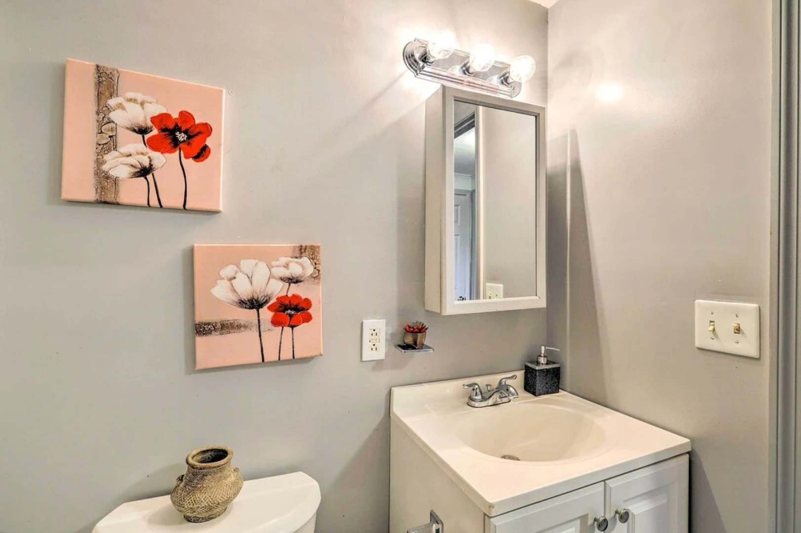 Beautiful Home With Mountain-view Deck + Smart TV