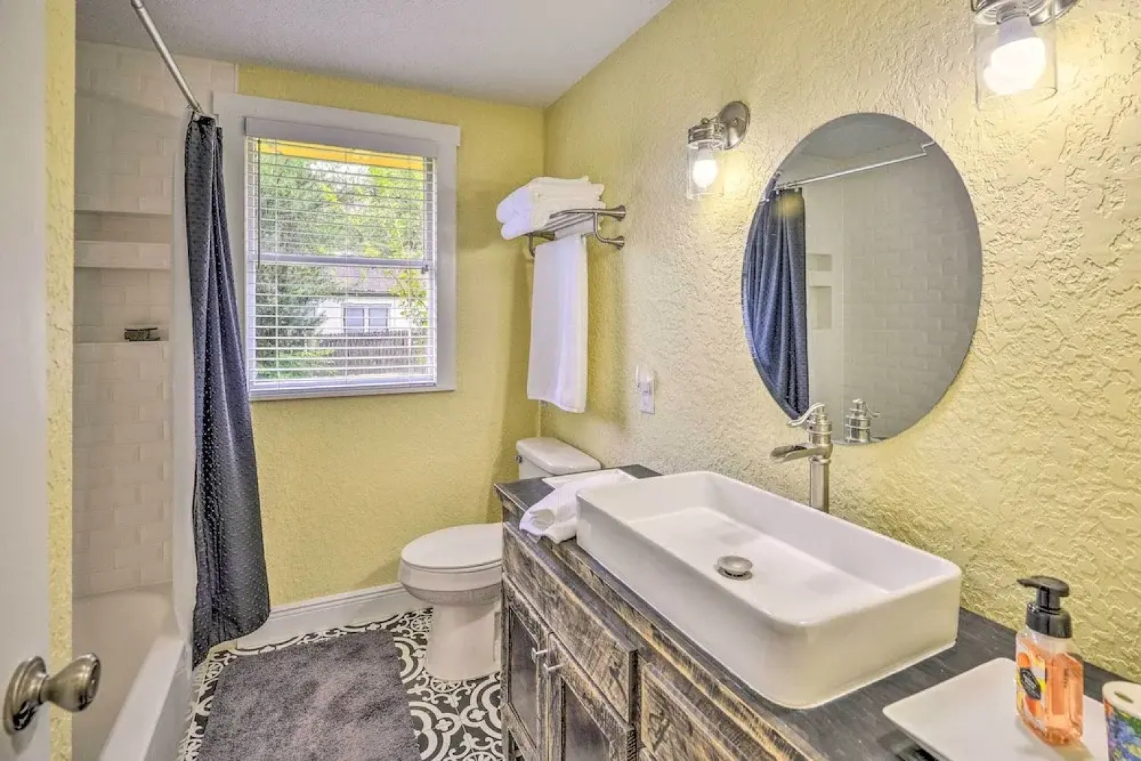 Family Home: Walk to Downtown & Stetson Univ!