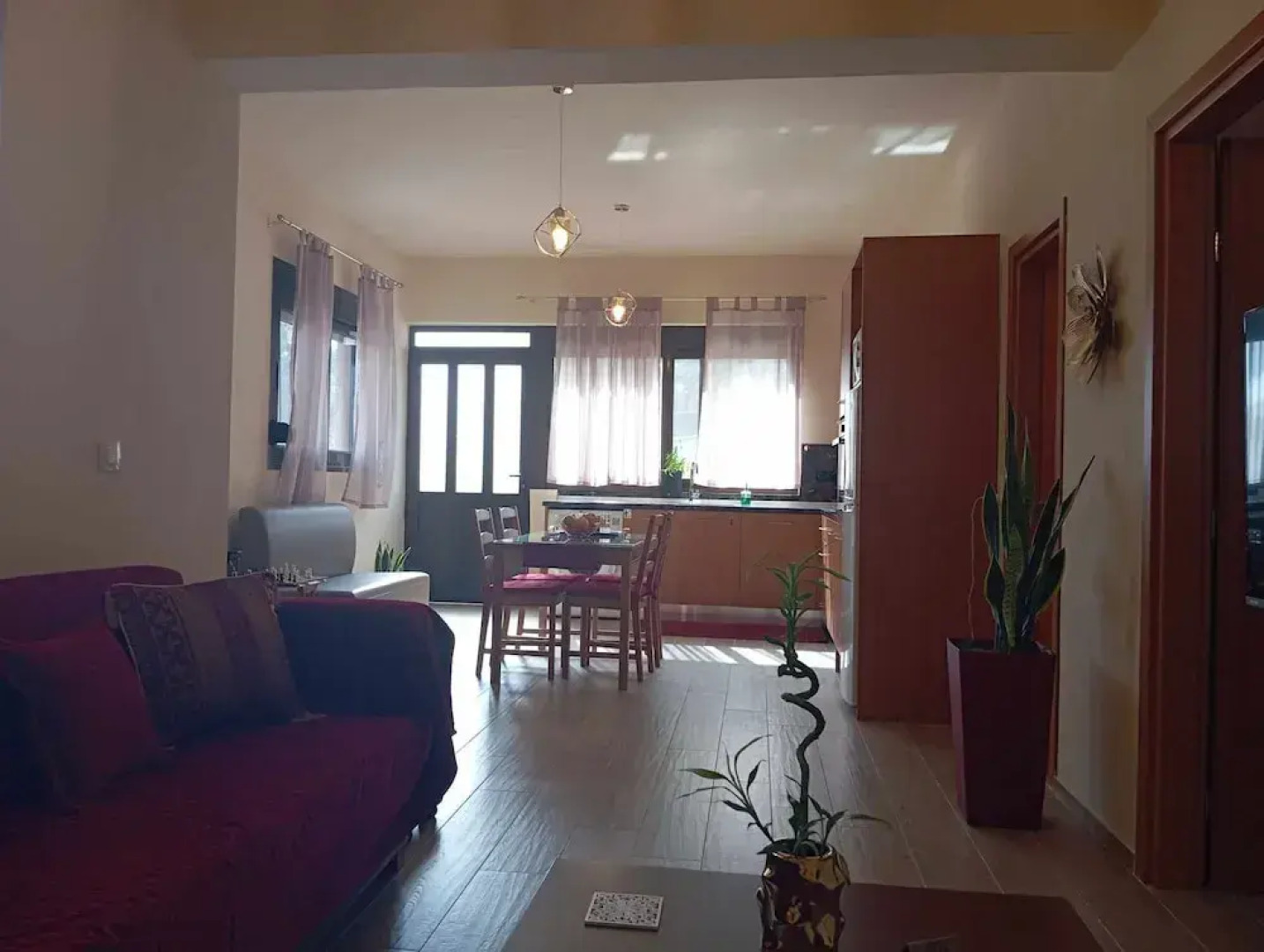 Casa Terra is Near Hillside Area Airport Beach