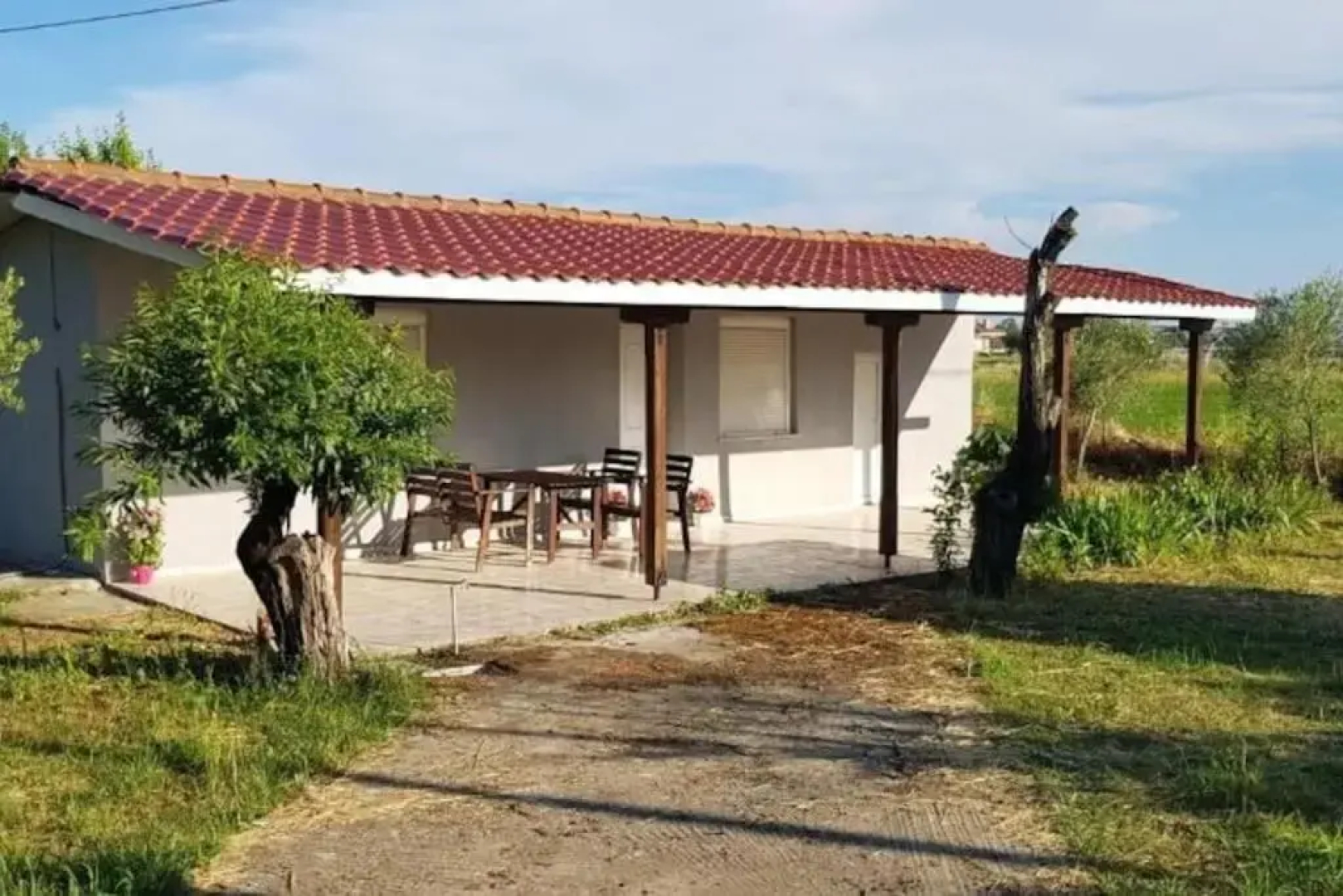 Detached quiet villa 500m from sea