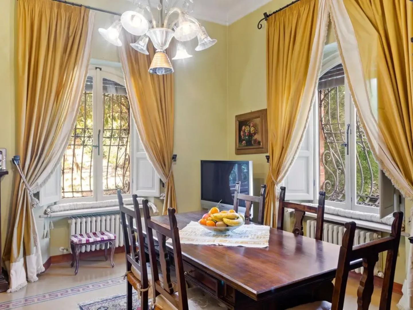 Plush Holiday Home in Macerata with Jacuzzi