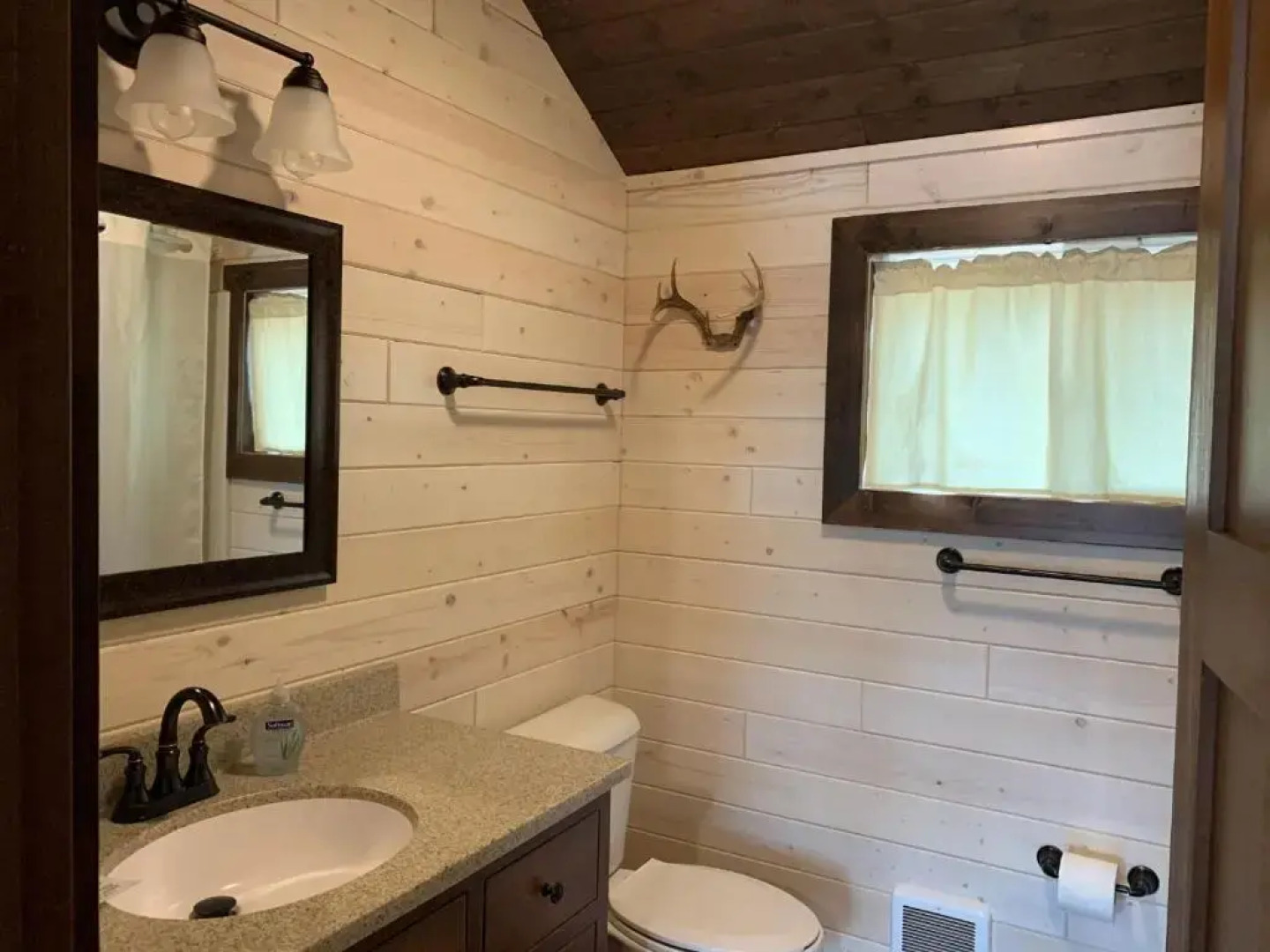 Deerwood Resort - Chickadee Cabin