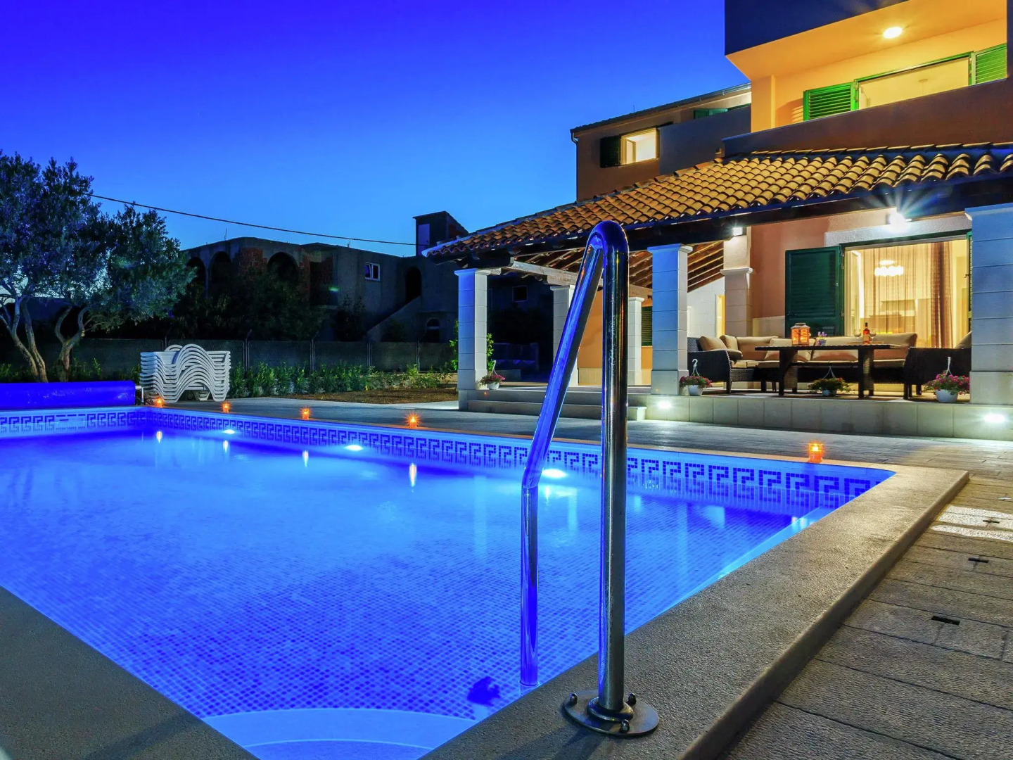 Modern apartment, private terrace, shared heated pool, near Trogir and Split