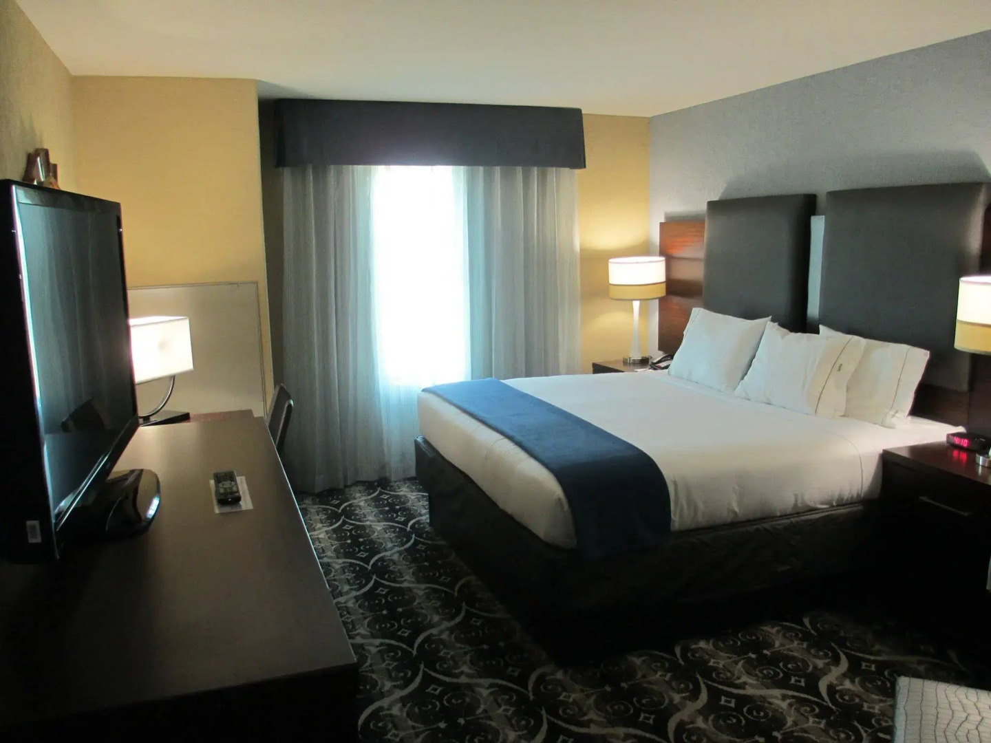 Holiday Inn Express & Suites North Kansas City by IHG