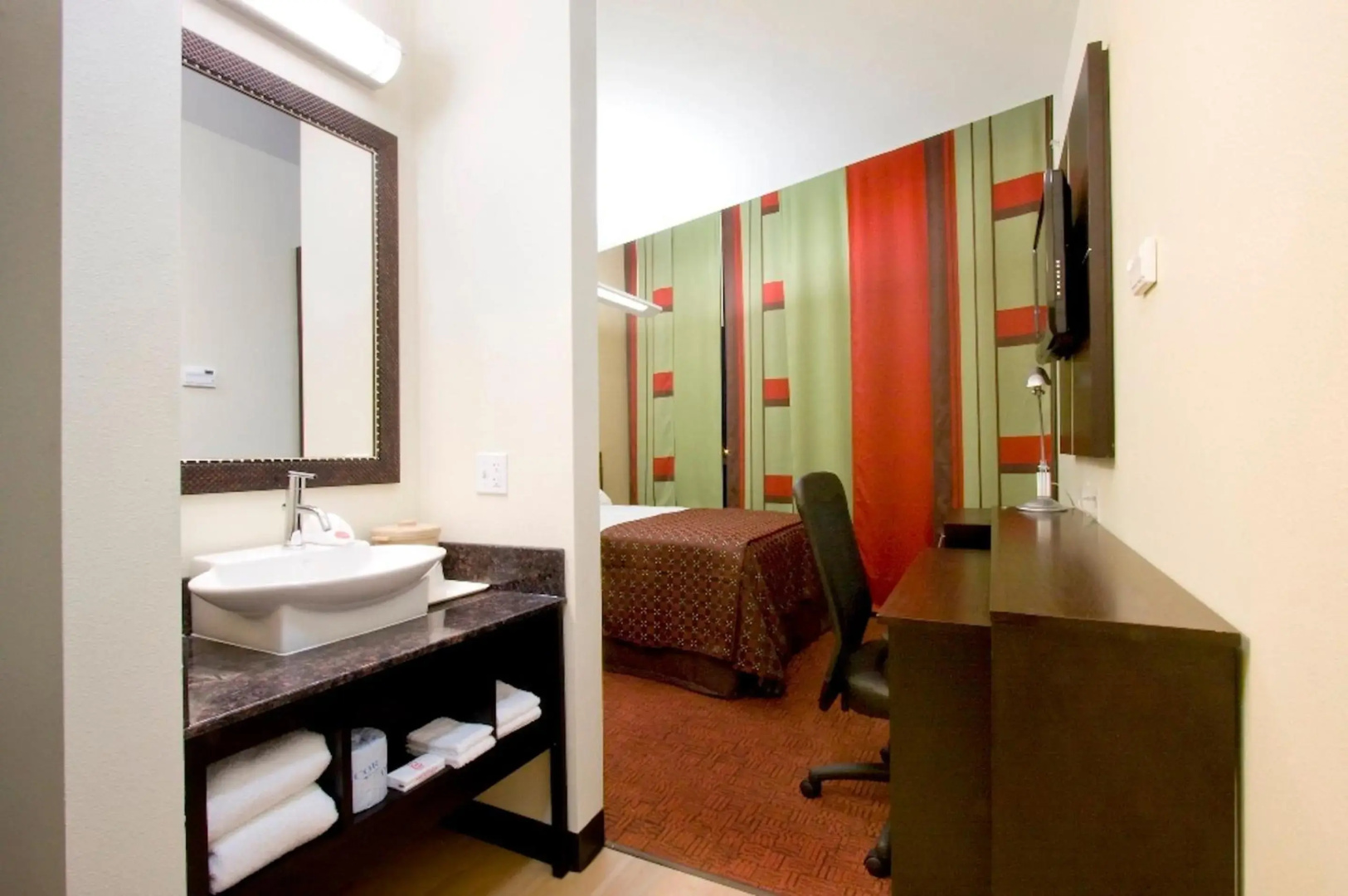 Red Roof Inn & Suites Beaumont