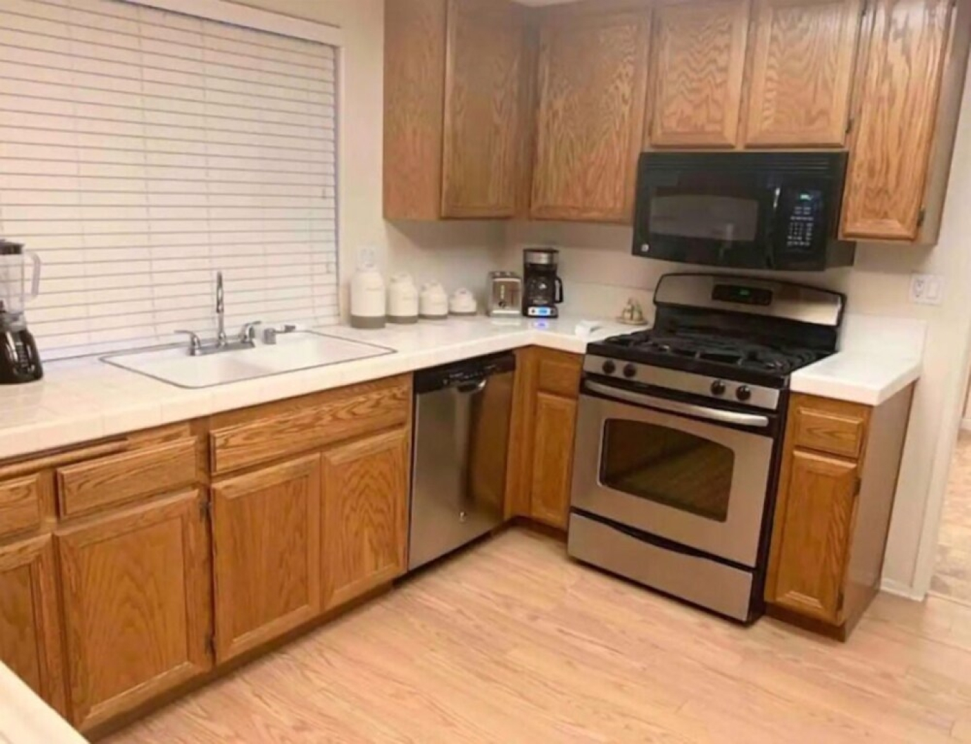 Private bedroom in Western Horizon Home