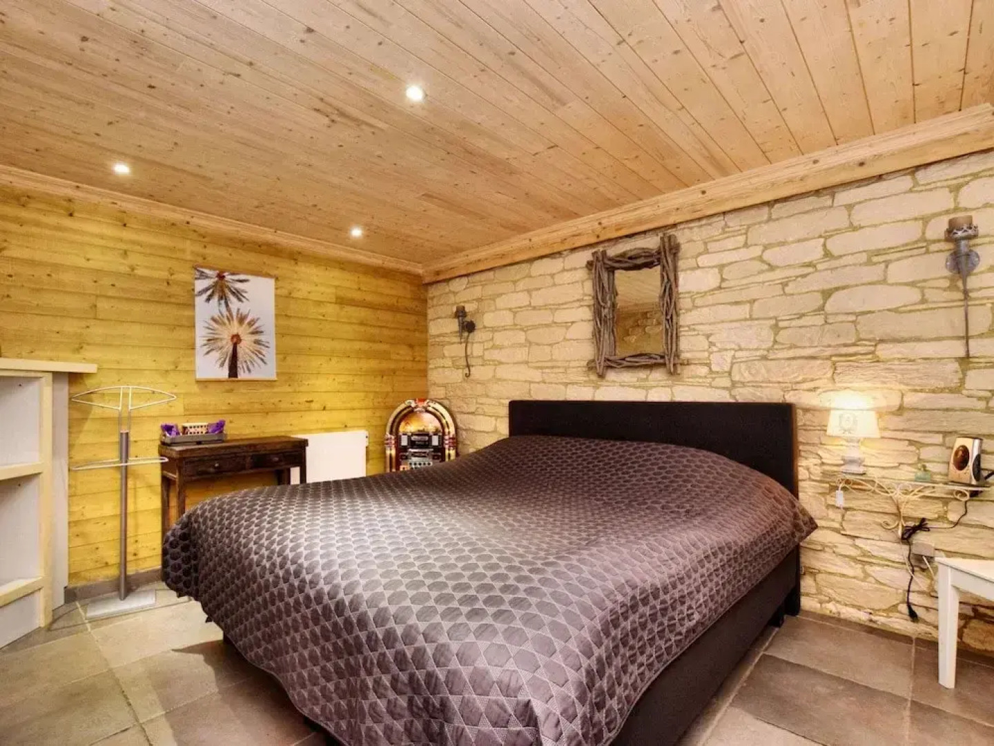 Luxurious Holiday Home with Hot Tub & Sauna in Houffalize