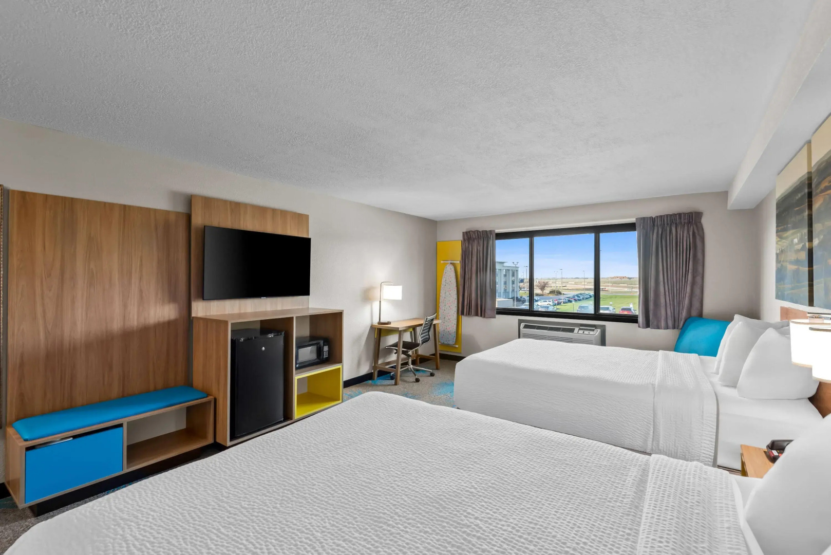 Days Inn & Suites by Wyndham Des Moines Airport