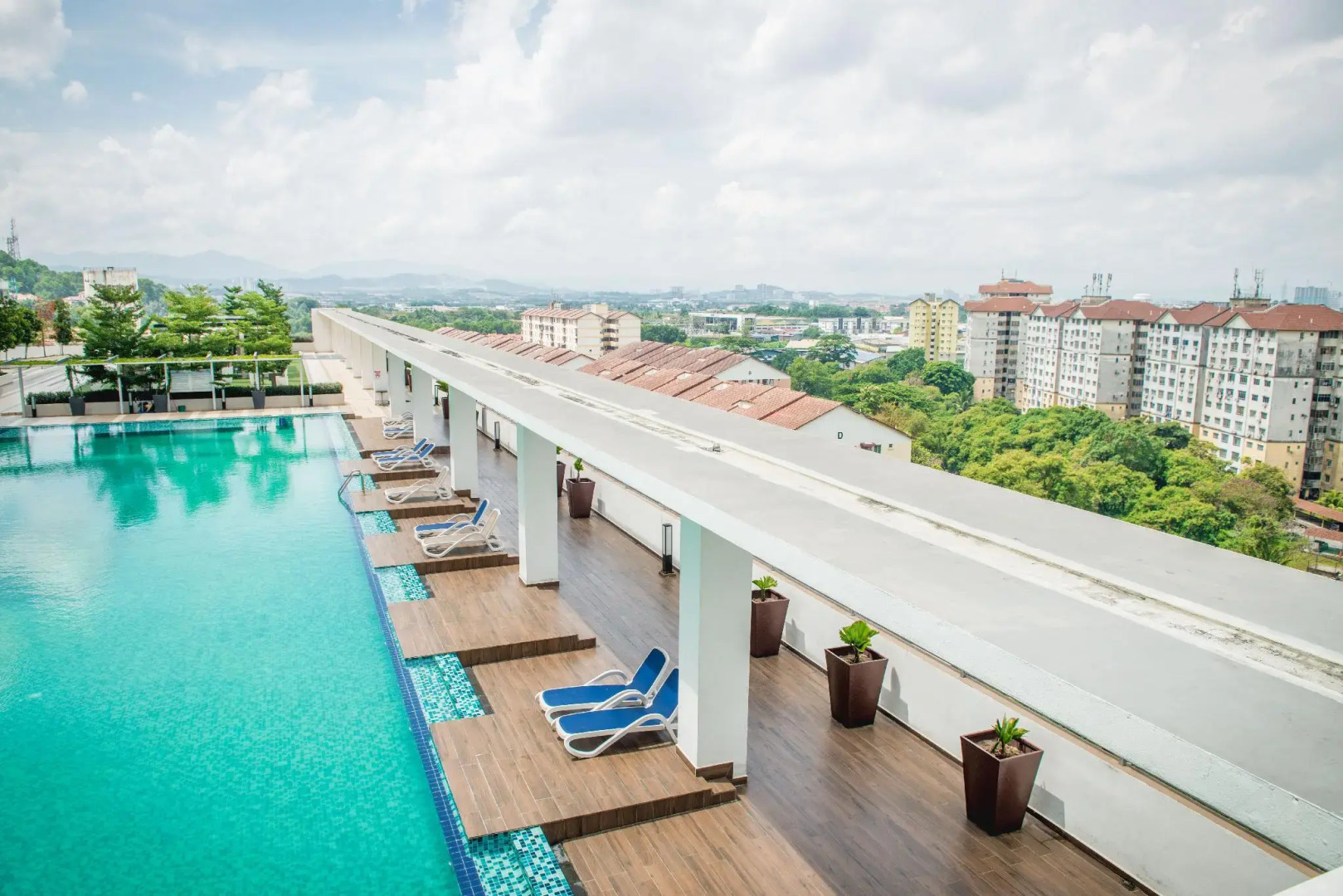 One Amerin Mall & Suites