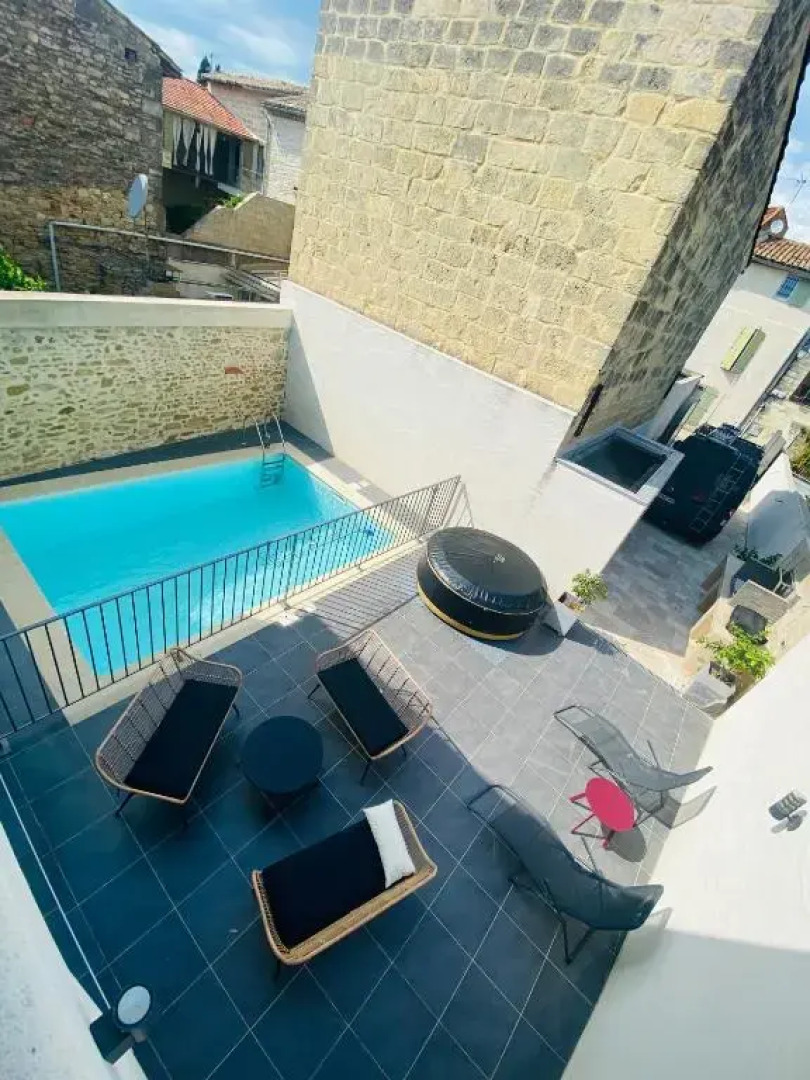 Agréable maison de village avec piscine