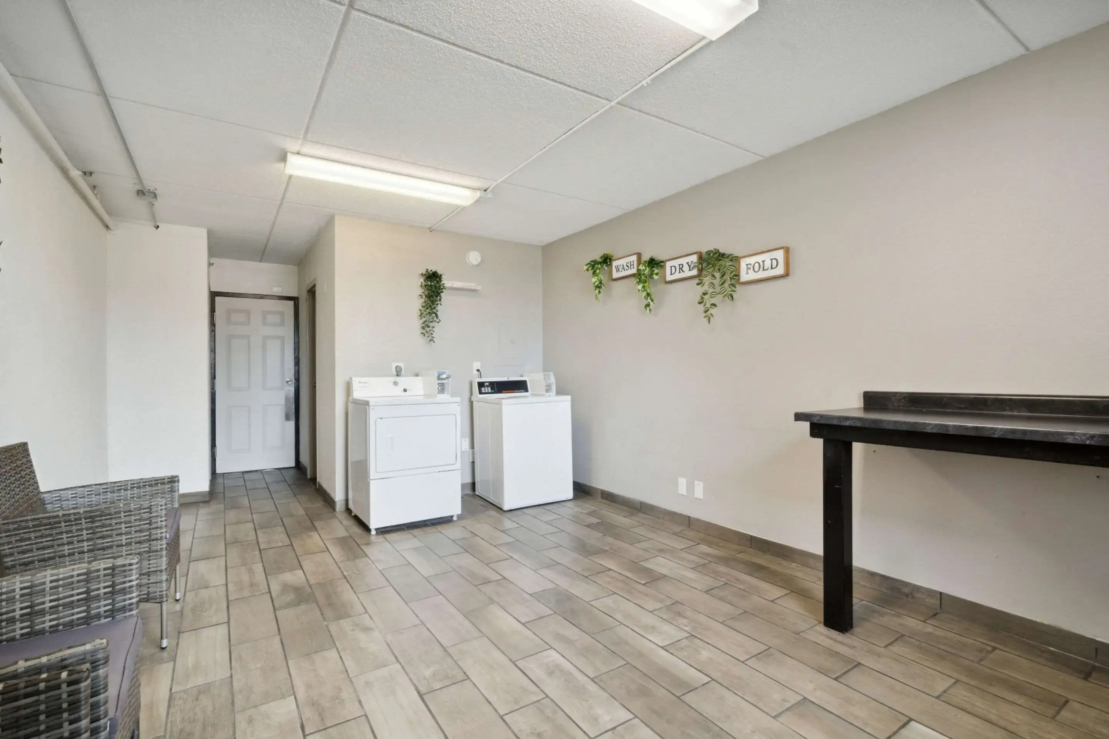 Econo Lodge Inn & Suites