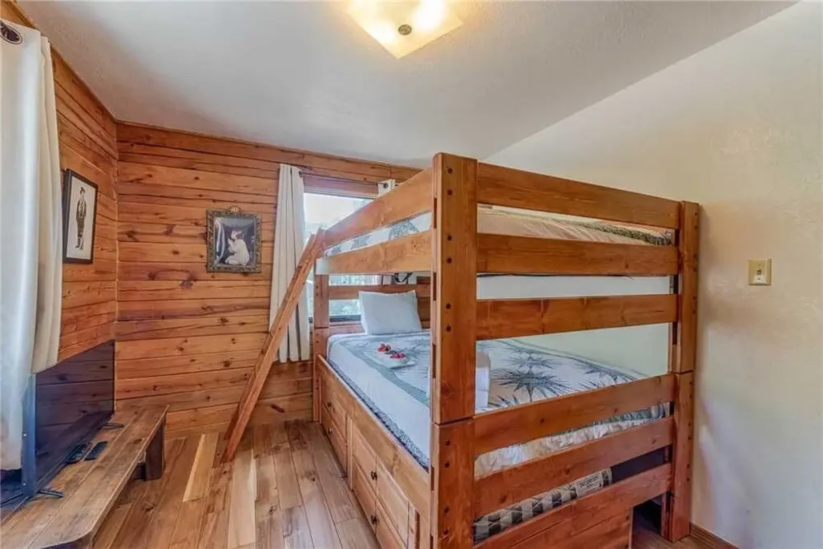 Lincoln Log Cabin - Three Bedroom Cabin with Hot Tub