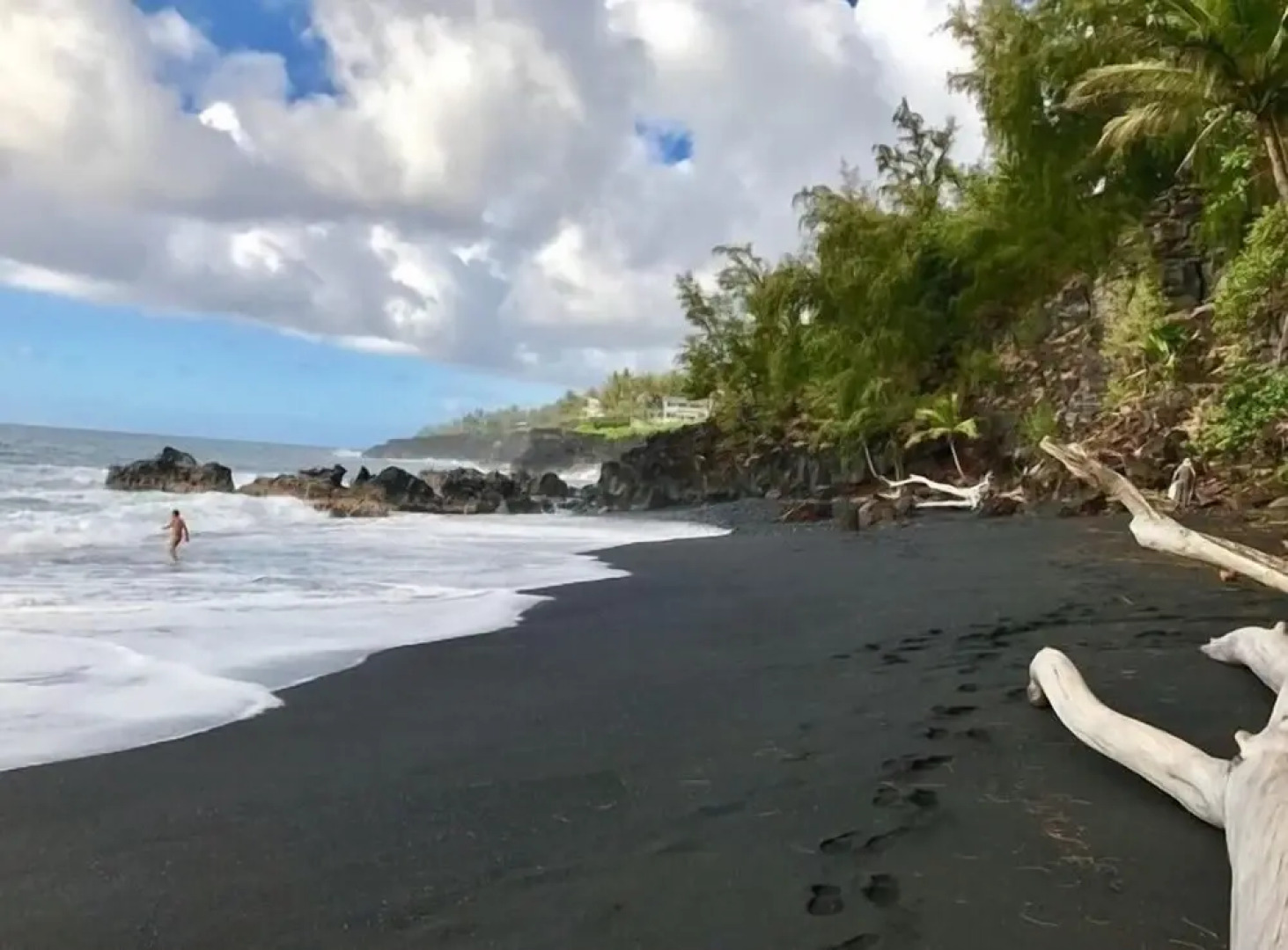 Kehena Treetop 1 Bedroom Home by RedAwning