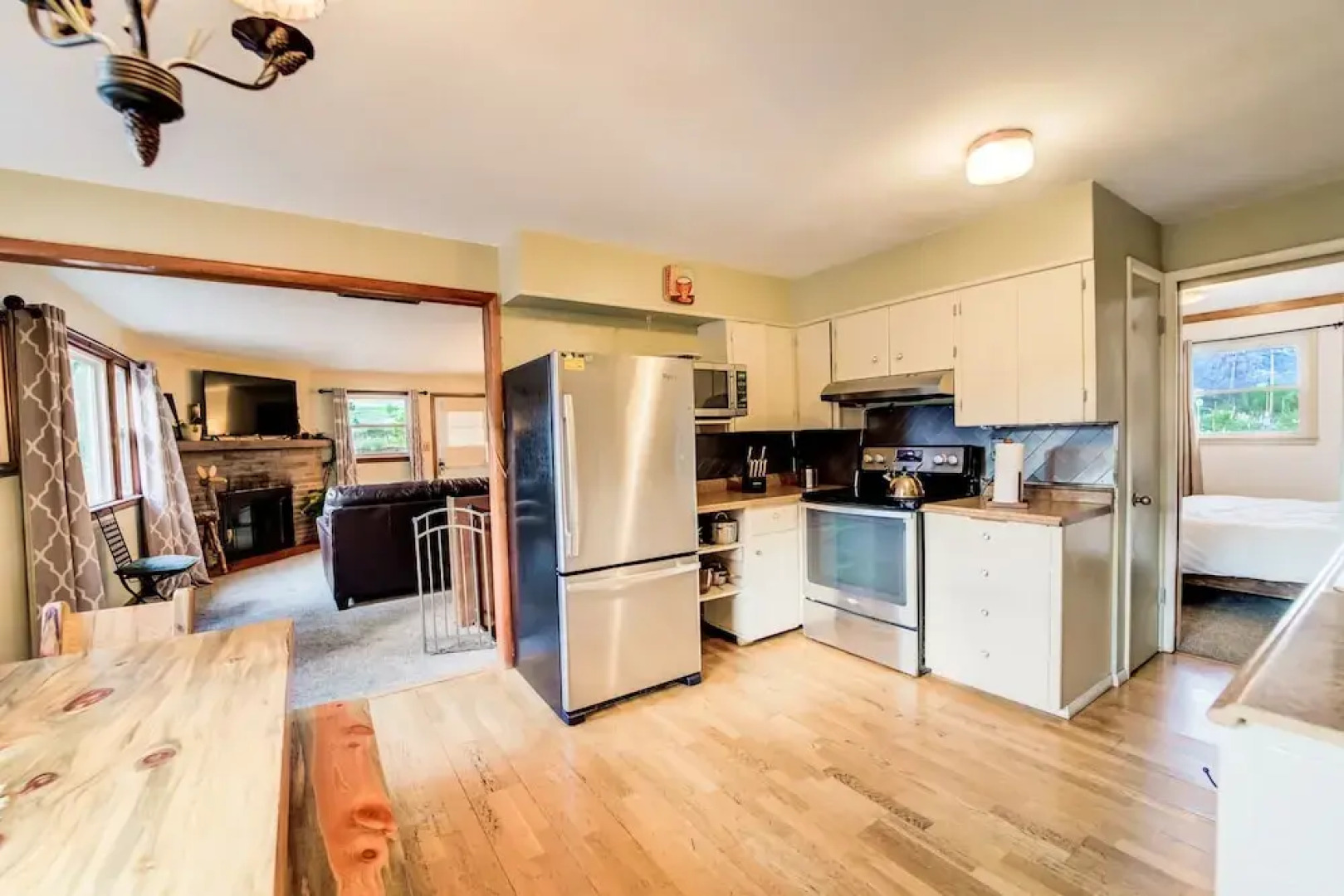 7 Bedroom on the Side of Pikes Peak on a Mountain Stream