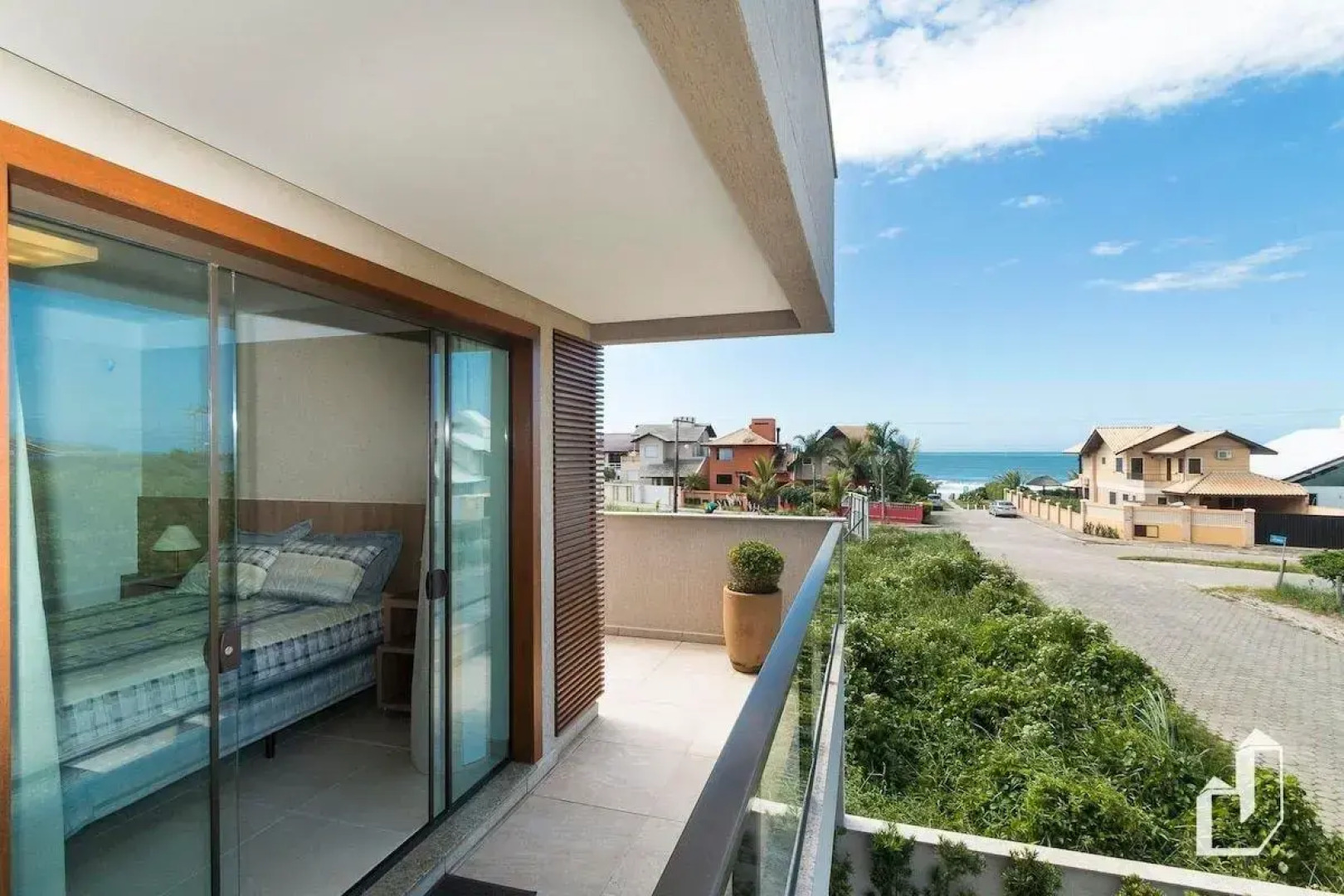 03 SUíTES CLIMATIZADAS E JACUZZI EXTERNA AQUECIDA