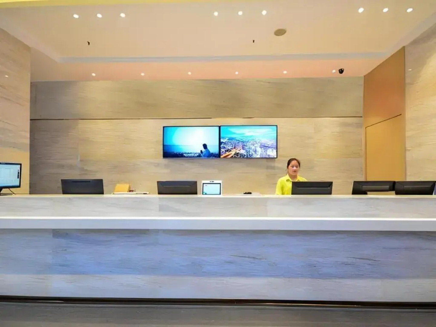 City Comfort Inn Wuhan Caidian Square
