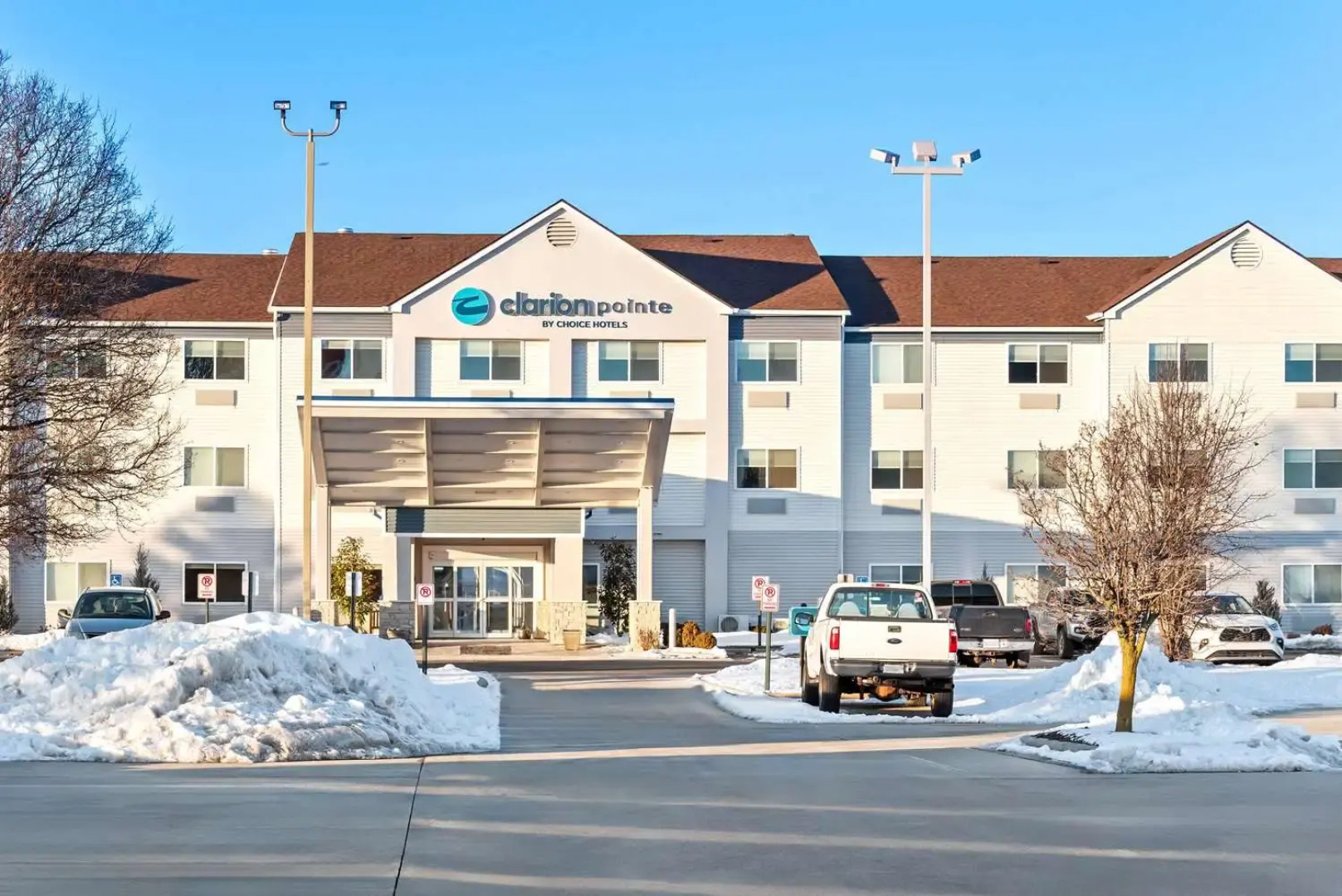 Clarion Pointe Mattoon near University