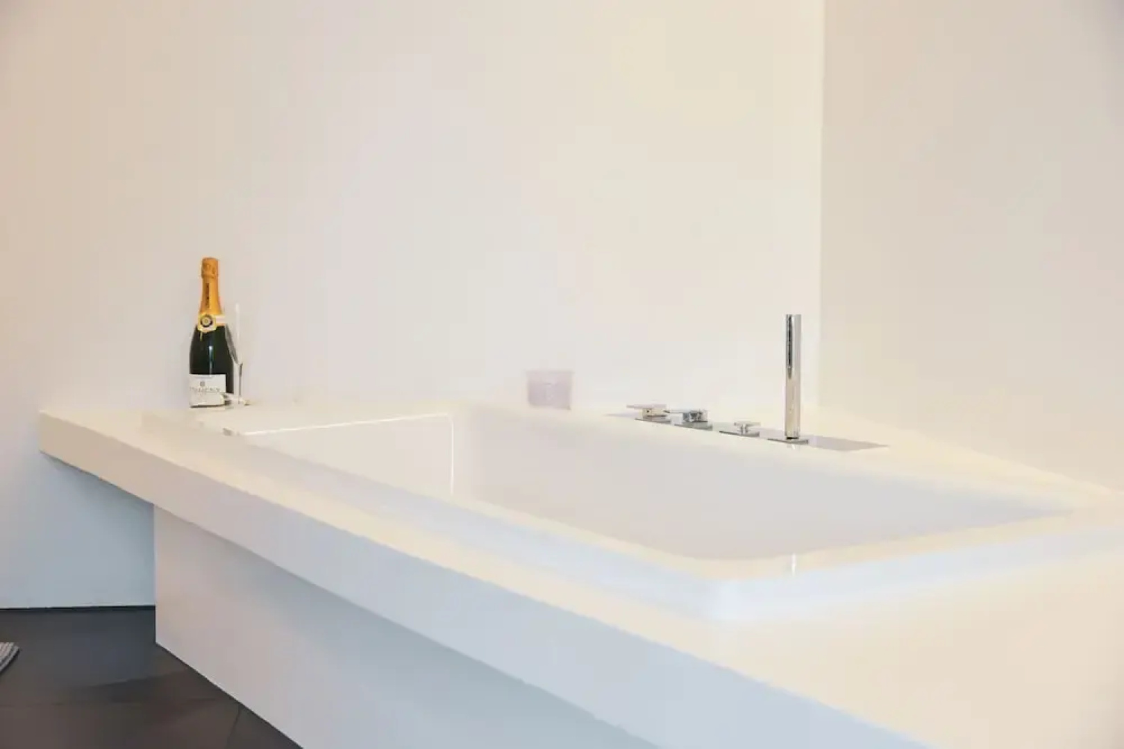 One & Only Lake View Penthouse No01