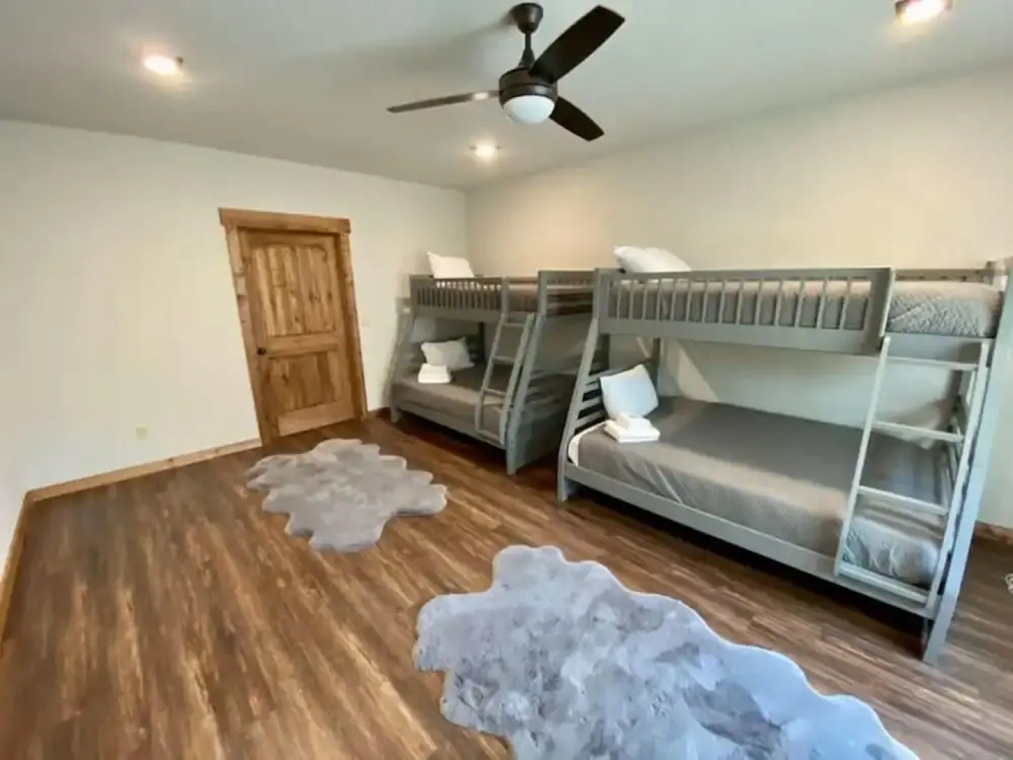 Bucks and Bunks - Brand new Cabin Come Relax or Watch TV Outside Fireplace