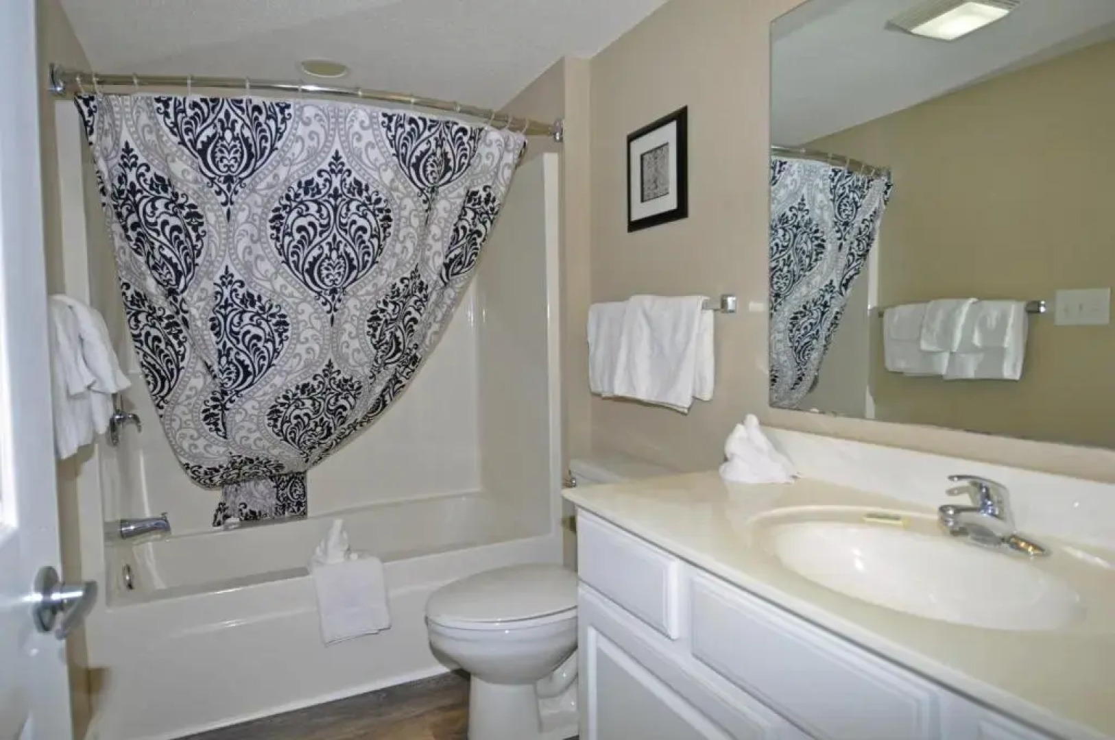 Oceanfront Well Maintained, Walk to Boardwalk, Beach Bars, 902